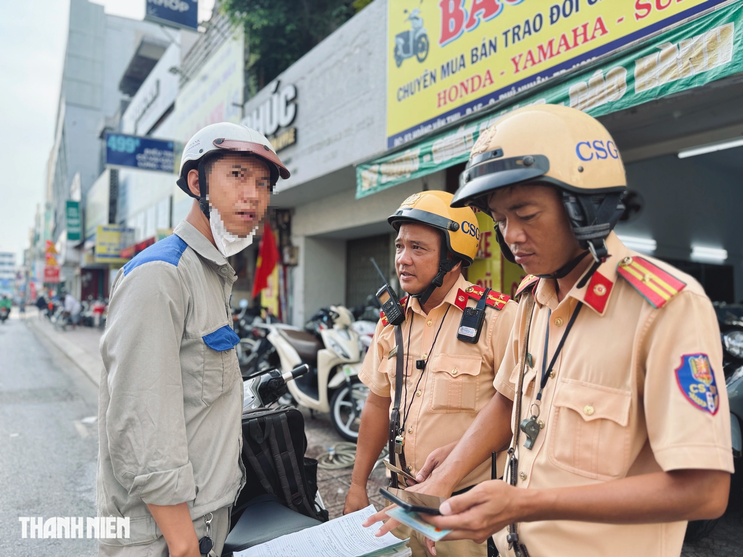 Biển báo hết 'núp lùm', người dân vẫn vi phạm: 'Vì nhiều người cùng đi sai...' - Ảnh 4.