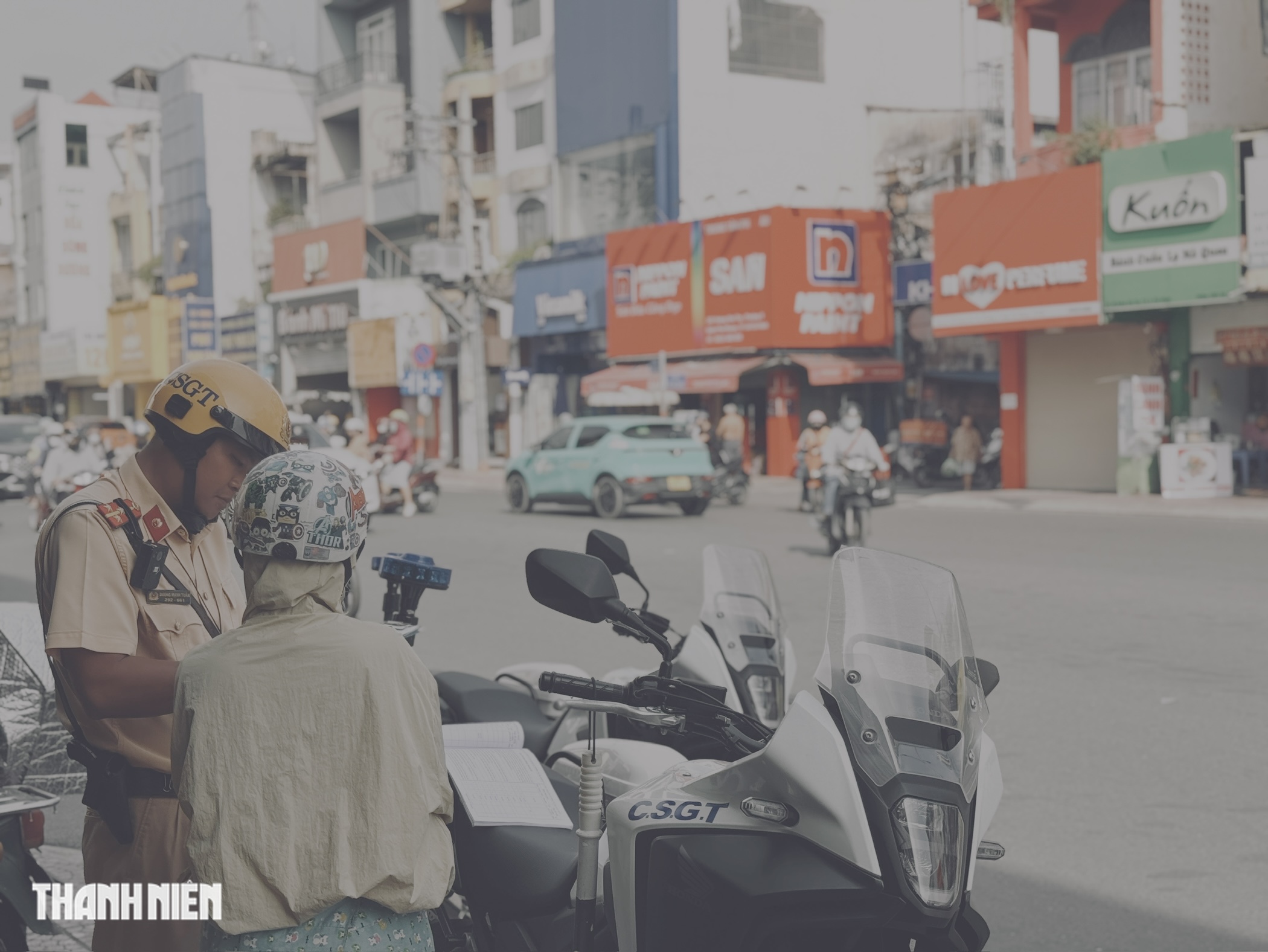 Biển báo hết 'núp lùm', người dân vẫn vi phạm: 'Vì nhiều người cùng đi sai...' - Ảnh 8.