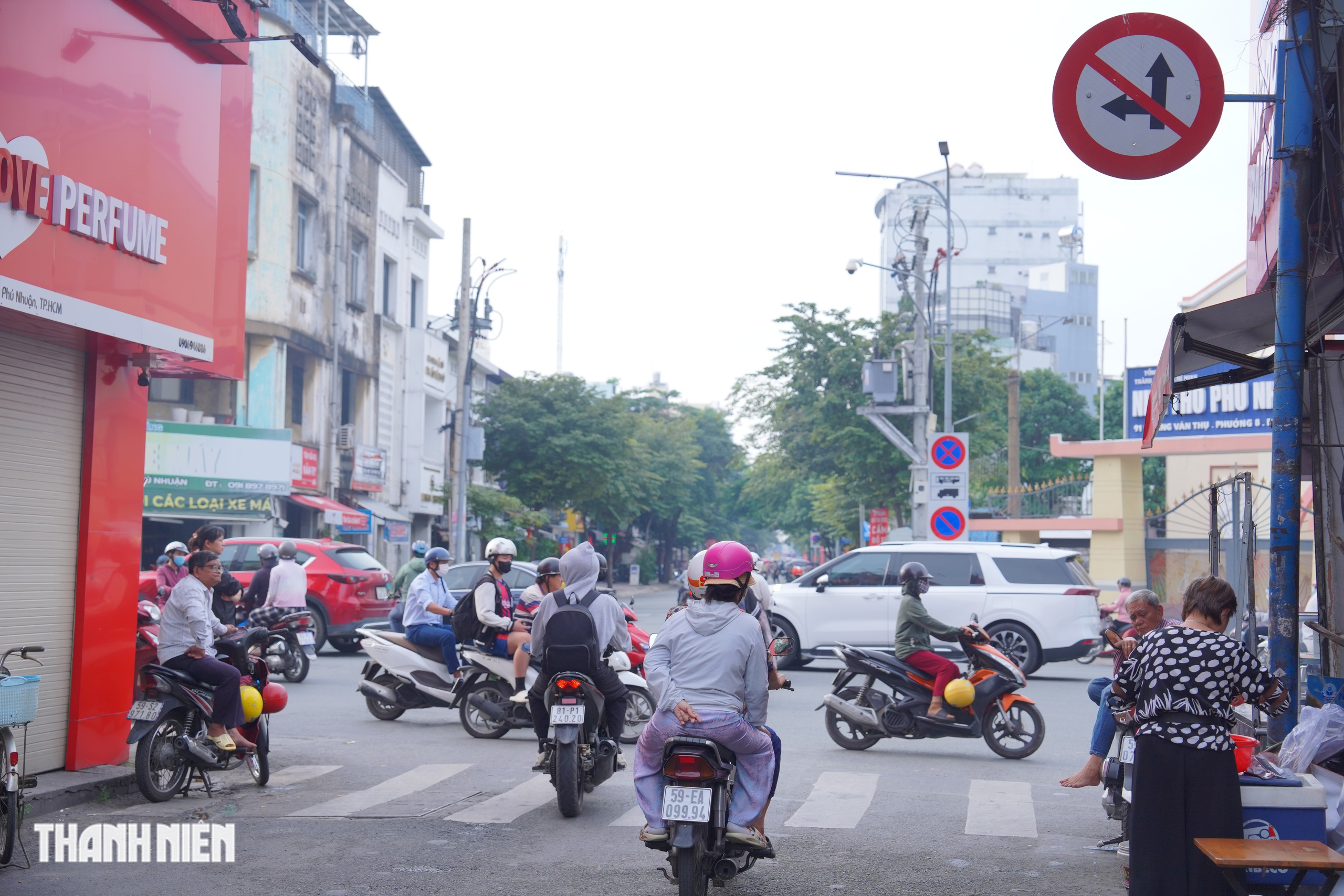 Biển báo hết 'núp lùm', người dân vẫn vi phạm: 'Vì nhiều người cùng đi sai...' - Ảnh 9.