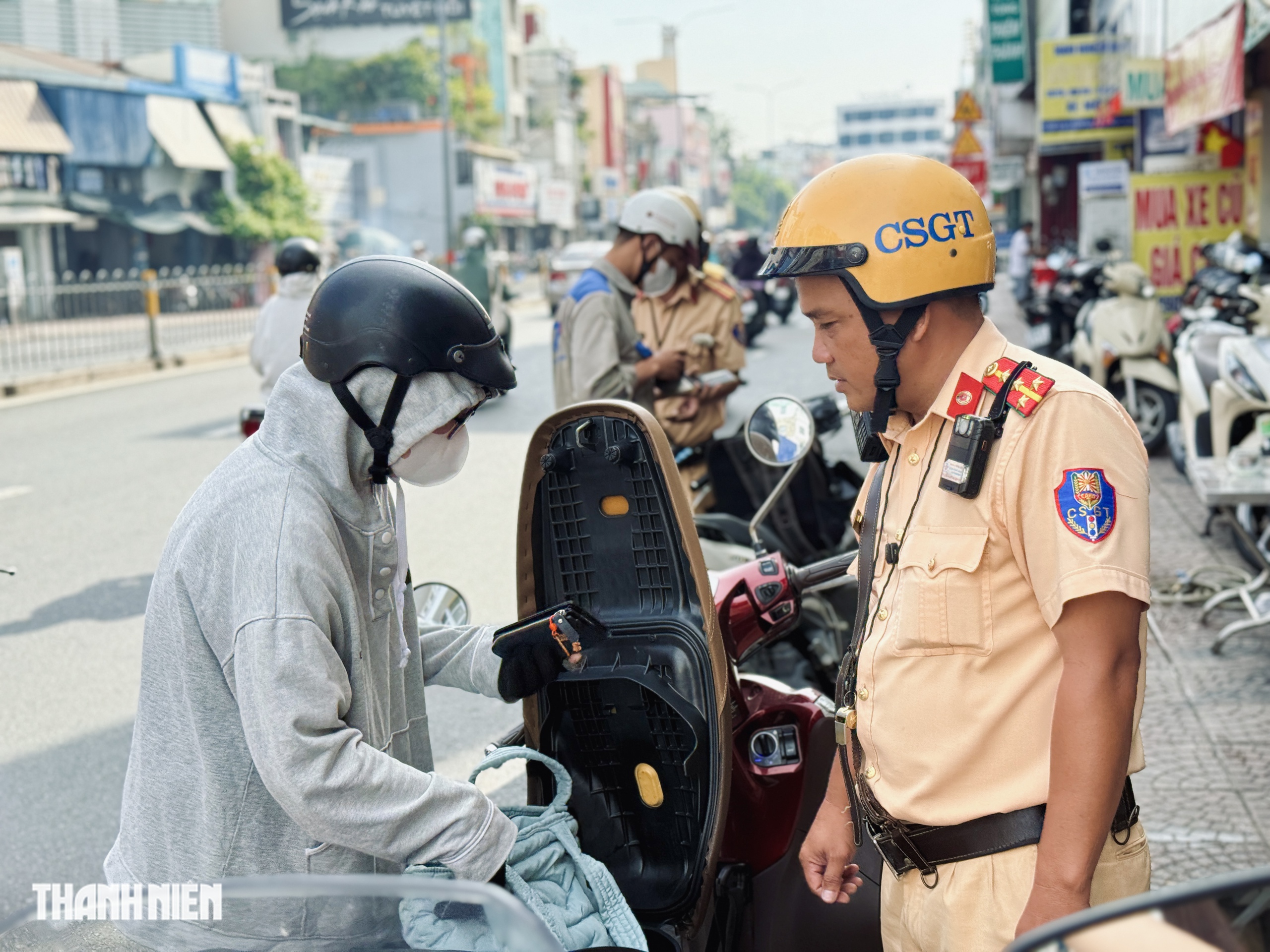 Biển báo hết 'núp lùm', người dân vẫn vi phạm: 'Vì nhiều người cùng đi sai...' - Ảnh 7.