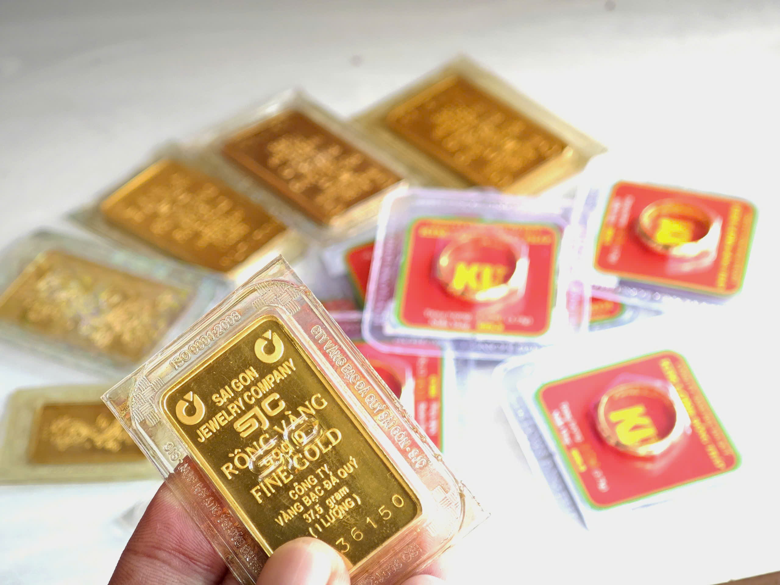 Giá vàng hôm nay 5.11.2025: Giảm mạnh- Ảnh 1.