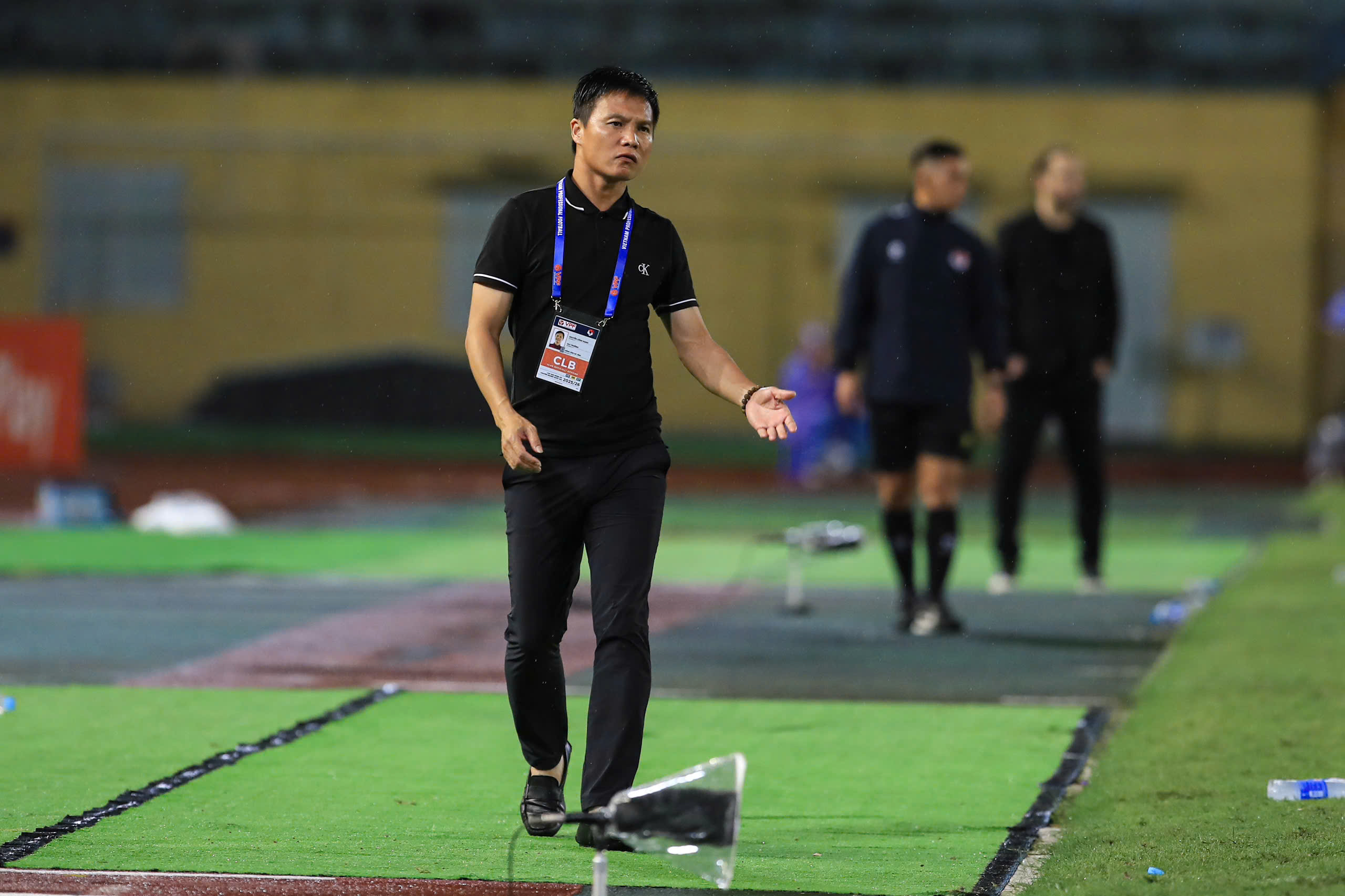 'រោងម៉ាស៊ីន' ដ៏អាក្រក់របស់ V-League ជួយគ្រូបង្វឹកក្នុងស្រុកឱ្យប្រសើរឡើង? - រូបថត ៣. 'Cối xay' V-League khắc nghiệt, càng giúp HLV nội lên tay?- Ảnh 3.