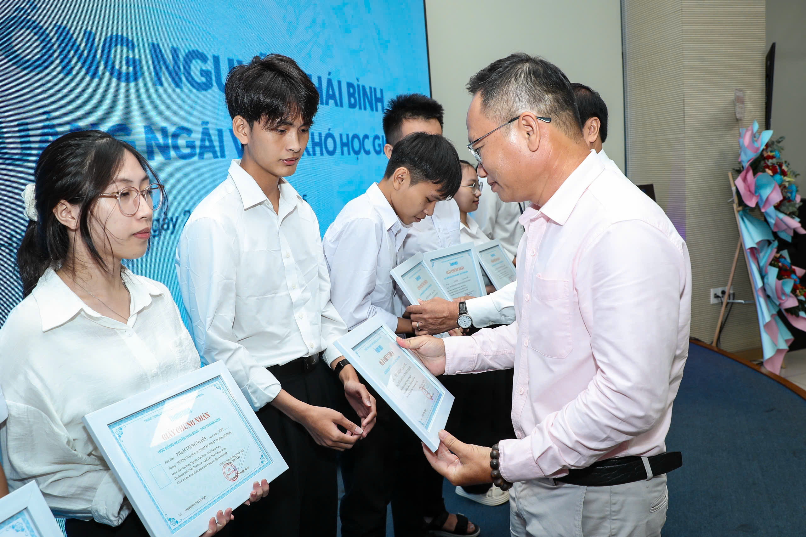 Trao 20 suất học bổng Nguyễn Thái Bình cho tân sinh viên Quảng Ngãi tại TP.HCM - Ảnh 3.