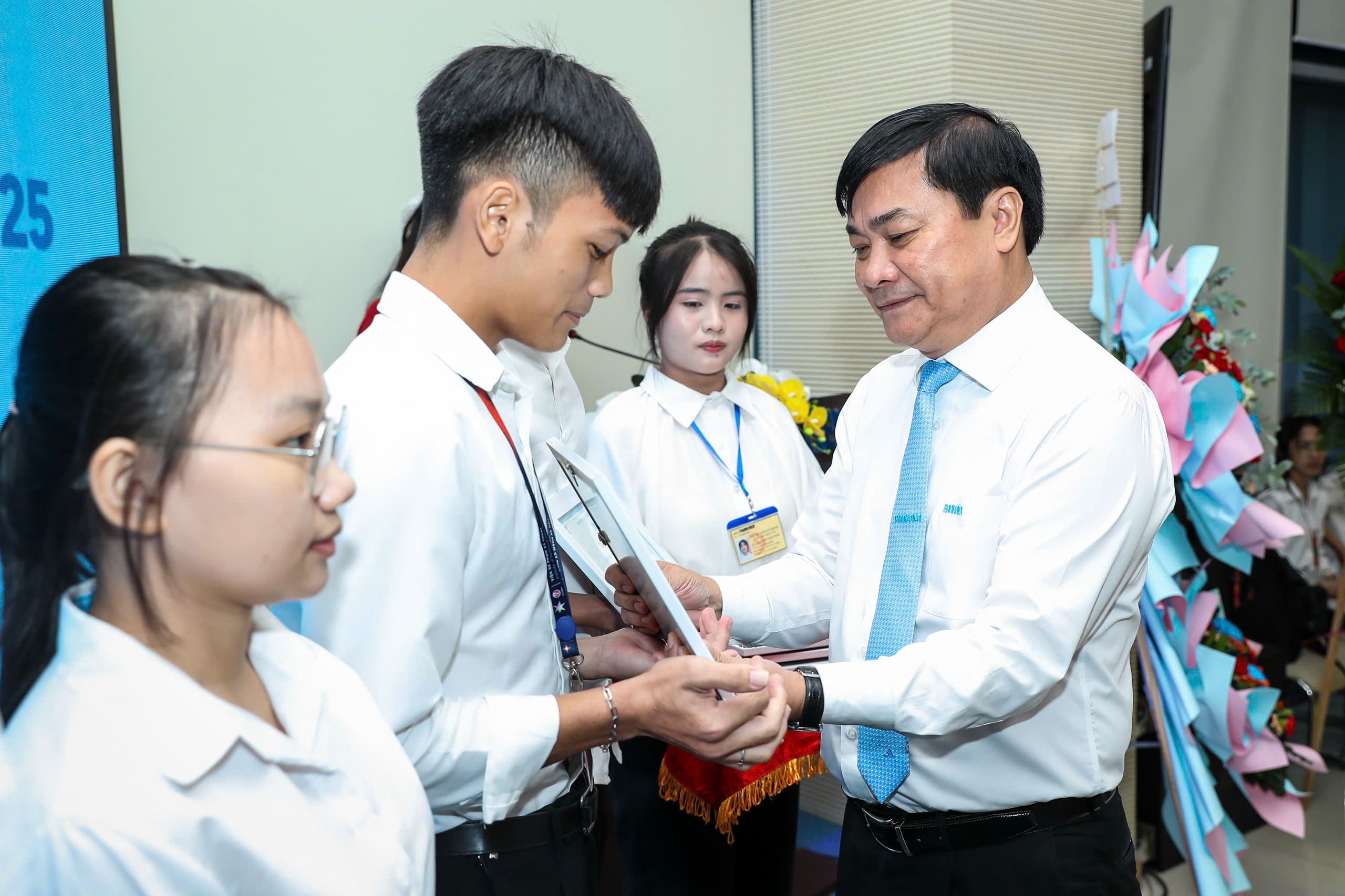 Trao 20 suất học bổng Nguyễn Thái Bình cho tân sinh viên Quảng Ngãi tại TP.HCM - Ảnh 1.