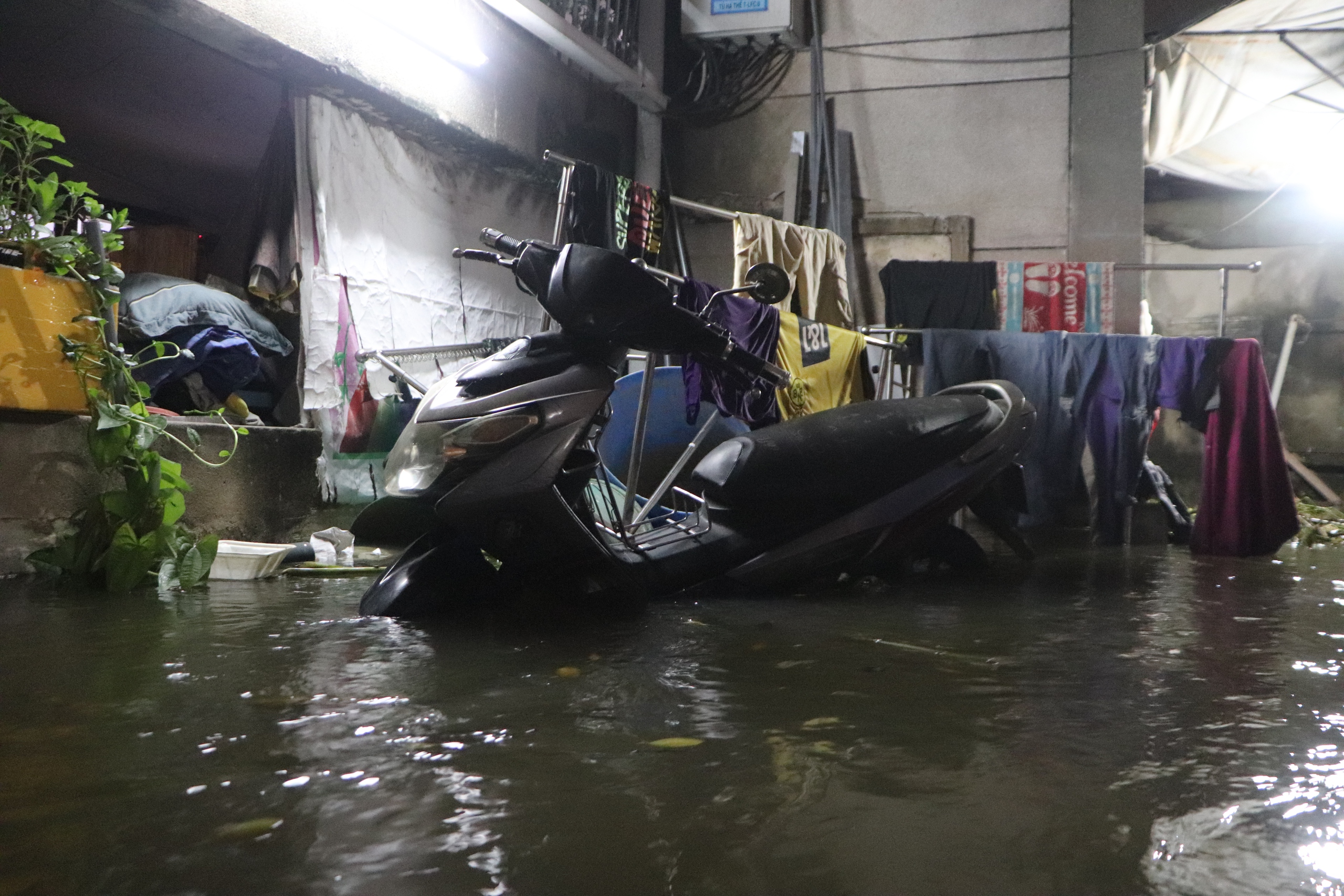 Người d&acirc;n Thanh Đa vật lộn với triều cường: 'Kh&ocirc;ng c&oacute; m&aacute;y bơm l&agrave; thua'- Ảnh 4.