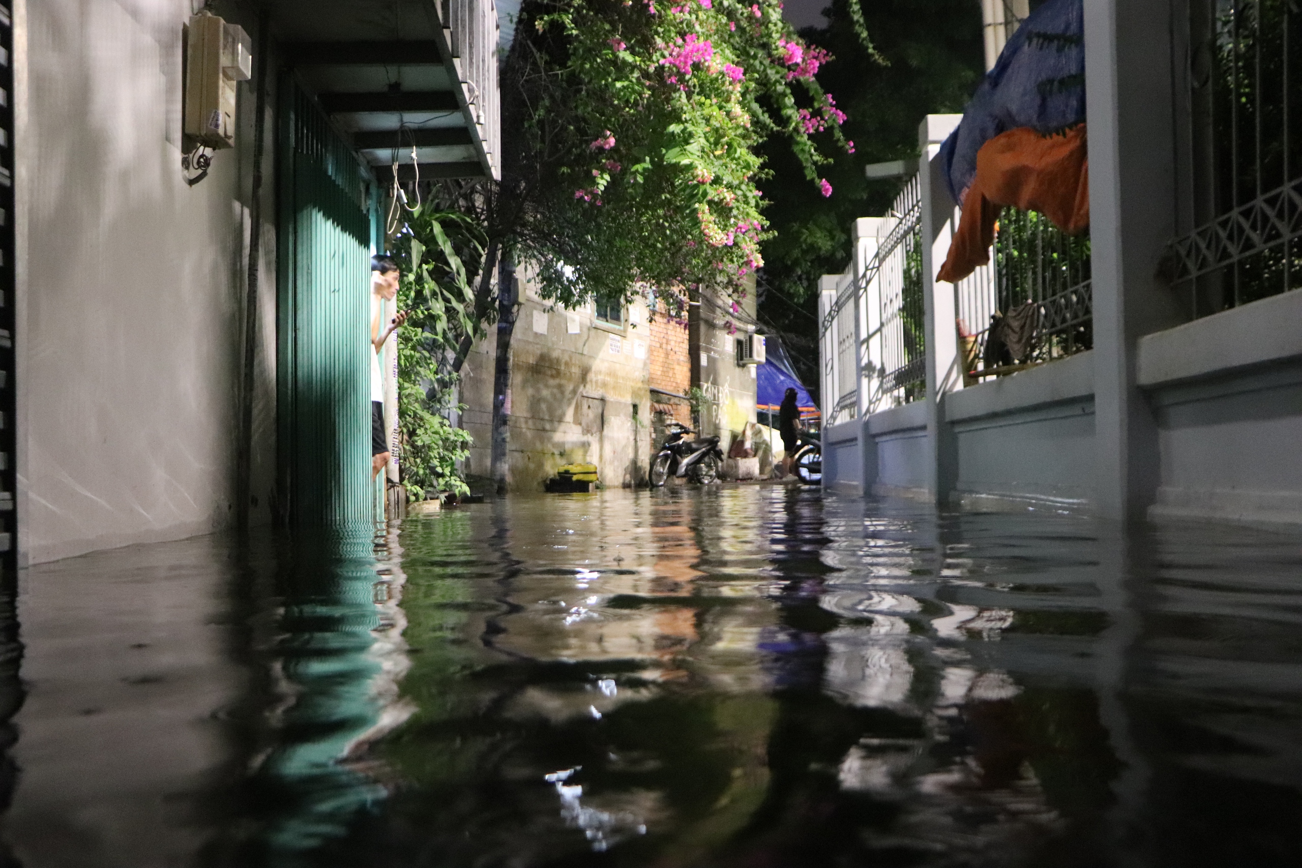 Người d&acirc;n Thanh Đa vật lộn với triều cường: 'Kh&ocirc;ng c&oacute; m&aacute;y bơm l&agrave; thua'- Ảnh 6.