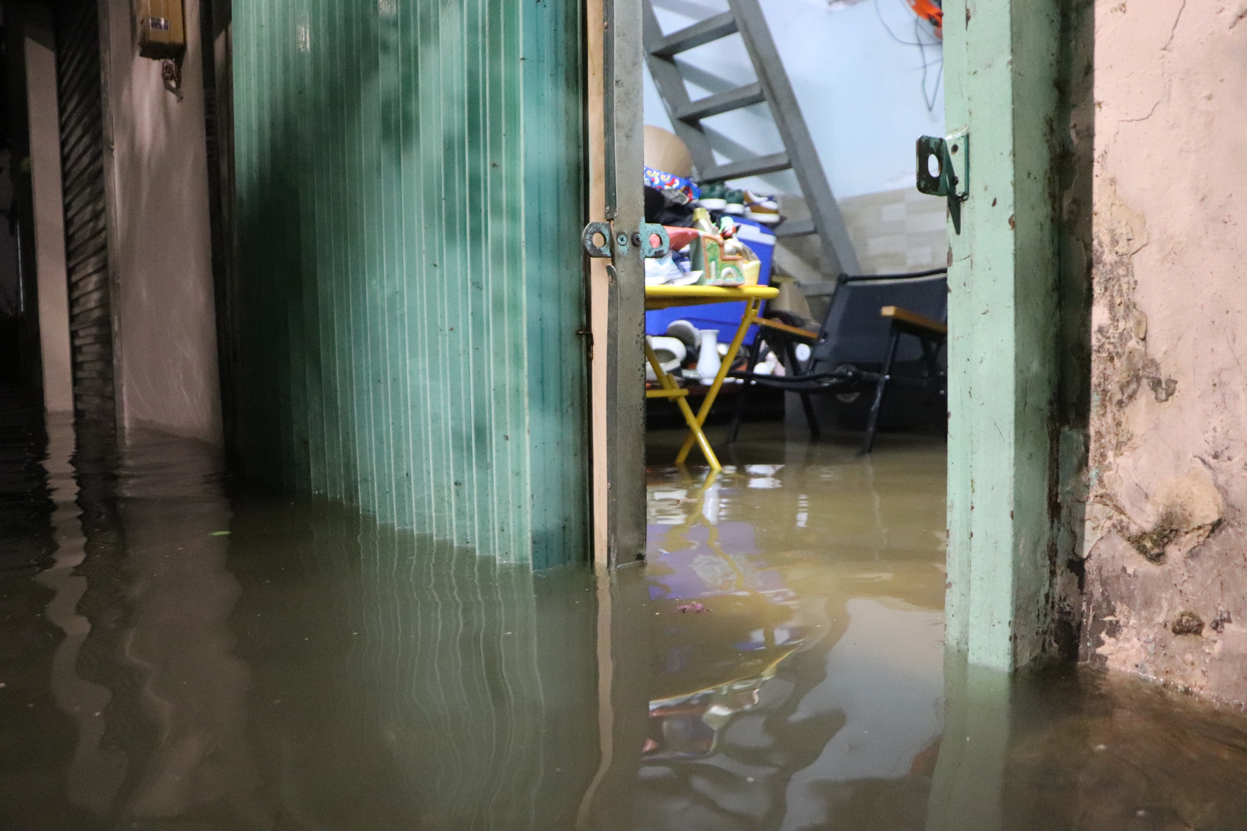 Người d&acirc;n Thanh Đa vật lộn với triều cường: 'Kh&ocirc;ng c&oacute; m&aacute;y bơm l&agrave; thua'- Ảnh 5.