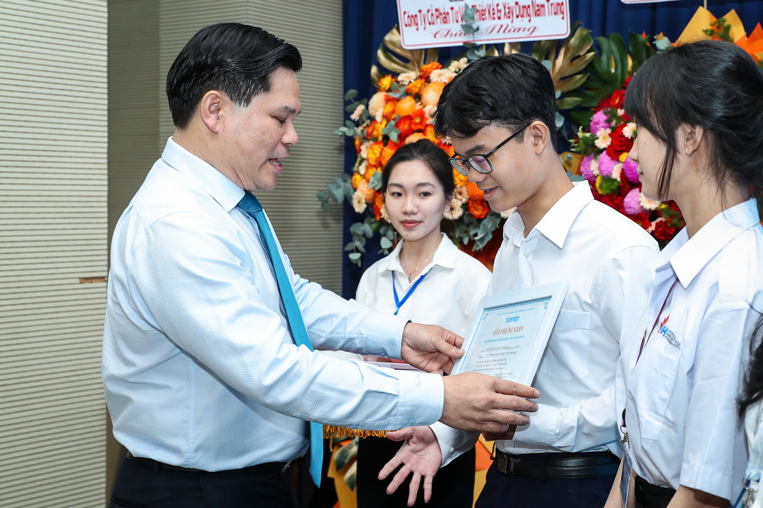 Trao 20 suất học bổng Nguyễn Thái Bình cho tân sinh viên Quảng Ngãi tại TP.HCM - Ảnh 2.