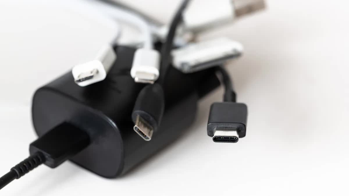 Chuẩn USB-C chưa đủ, Châu Âu muốn 'làm lại' cả bộ sạc - Ảnh 1.