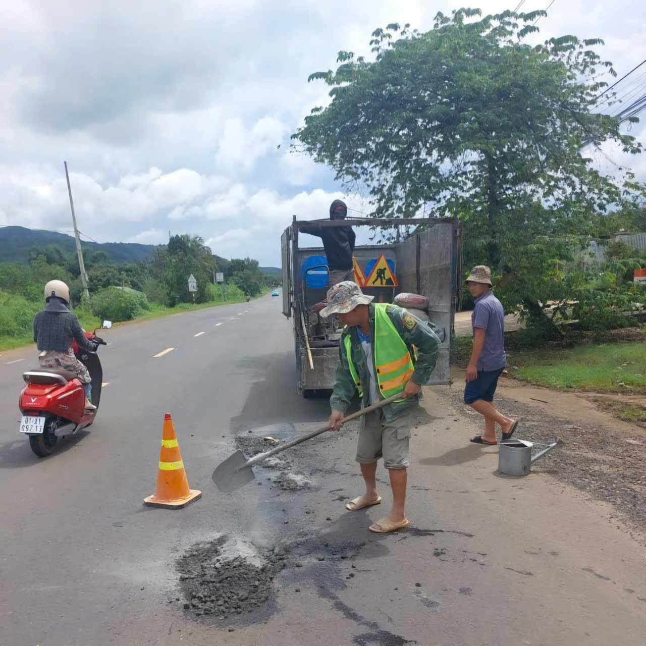 QL14 xuống cấp nghiêm trọng, hàng loạt ‘bẫy tử thần’ rình rập người đi đường - Ảnh 3. QL14 xuống cấp nghiêm trọng, hàng loạt ‘bẫy tử thần’ rình rập người đi đường - Ảnh 3.