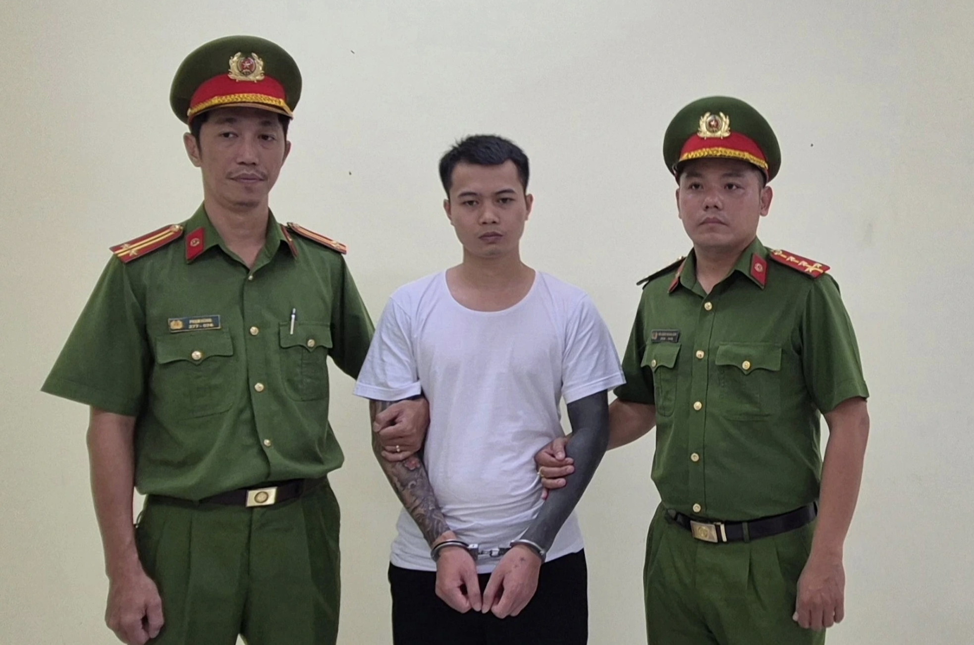 TikToker 'Tàng Keng Ông Trùm' bị bắt: Cái giá của việc 'câu view' bất chấp
- Ảnh 1. TikToker 'Tàng Keng Ông Trùm' bị bắt: Cái giá của việc 'câu view' bất chấp
- Ảnh 1.