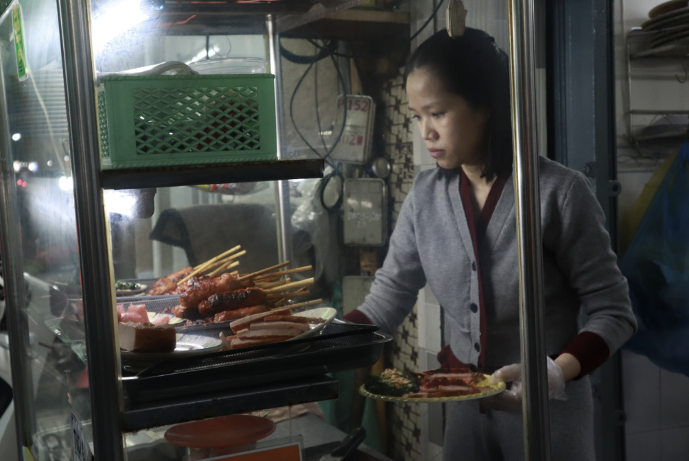 B&ecirc;n bếp than qu&aacute;n chả lụi, người mẹ đơn th&acirc;n b&aacute;n đ&ecirc;m nu&ocirc;i con bị bại n&atilde;o - Ảnh 1.