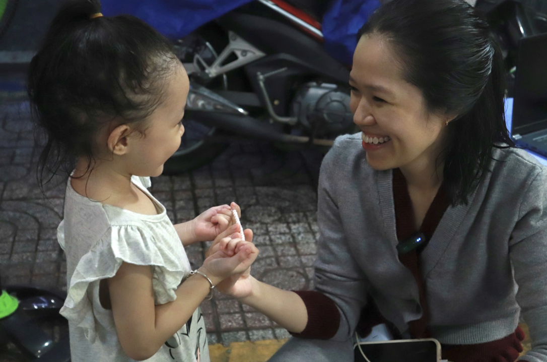 B&ecirc;n bếp than qu&aacute;n chả lụi, người mẹ đơn th&acirc;n b&aacute;n đ&ecirc;m nu&ocirc;i con bị bại n&atilde;o - Ảnh 2.