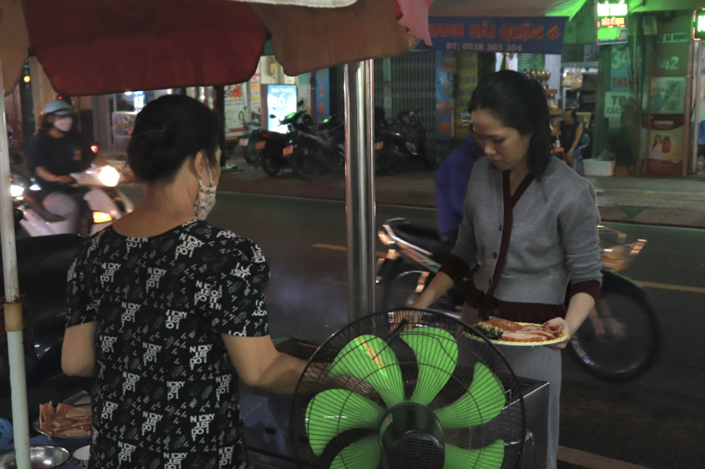 B&ecirc;n bếp than qu&aacute;n chả lụi, người mẹ đơn th&acirc;n b&aacute;n đ&ecirc;m nu&ocirc;i con bị bại n&atilde;o - Ảnh 4.