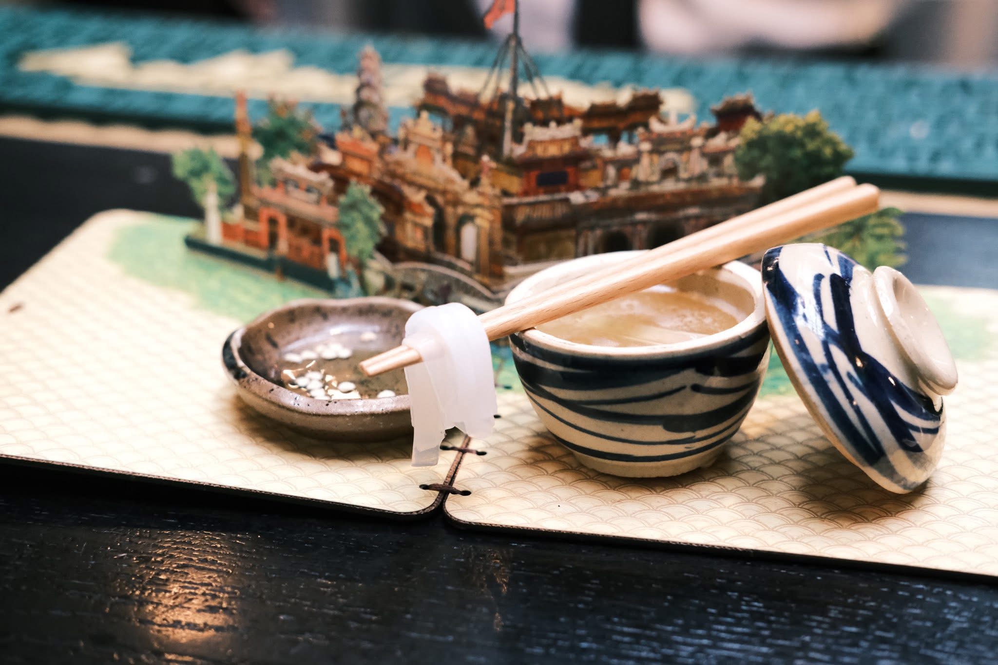 Pha cocktail độc đáo với tỏi Lý Sơn , muối Sa Huỳnh: Hành trình Việt hóa Ẩm thực - Ảnh 2. Pha cocktail với tỏi Lý Sơn, muối Sa Huỳnh: Hành trình 'Việt hóa' độc đáo của bartender Việt - Ảnh 2.