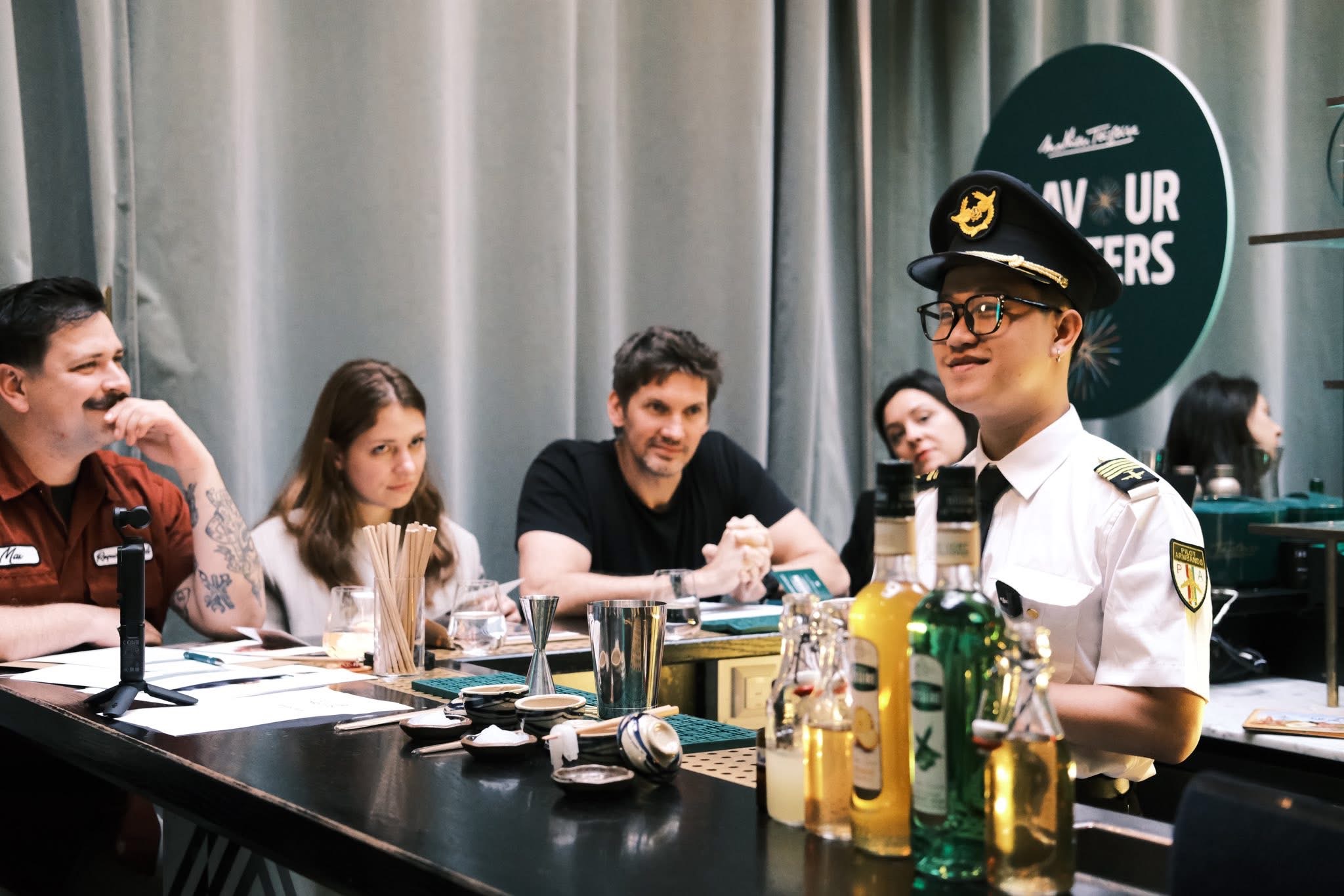 Pha cocktail độc đáo với tỏi Lý Sơn , muối Sa Huỳnh: Hành trình Việt hóa Ẩm thực - Ảnh 1. Pha cocktail độc đáo với tỏi Lý Sơn , muối Sa Huỳnh: Hành trình Việt hóa Ẩm thực - Ảnh 1.