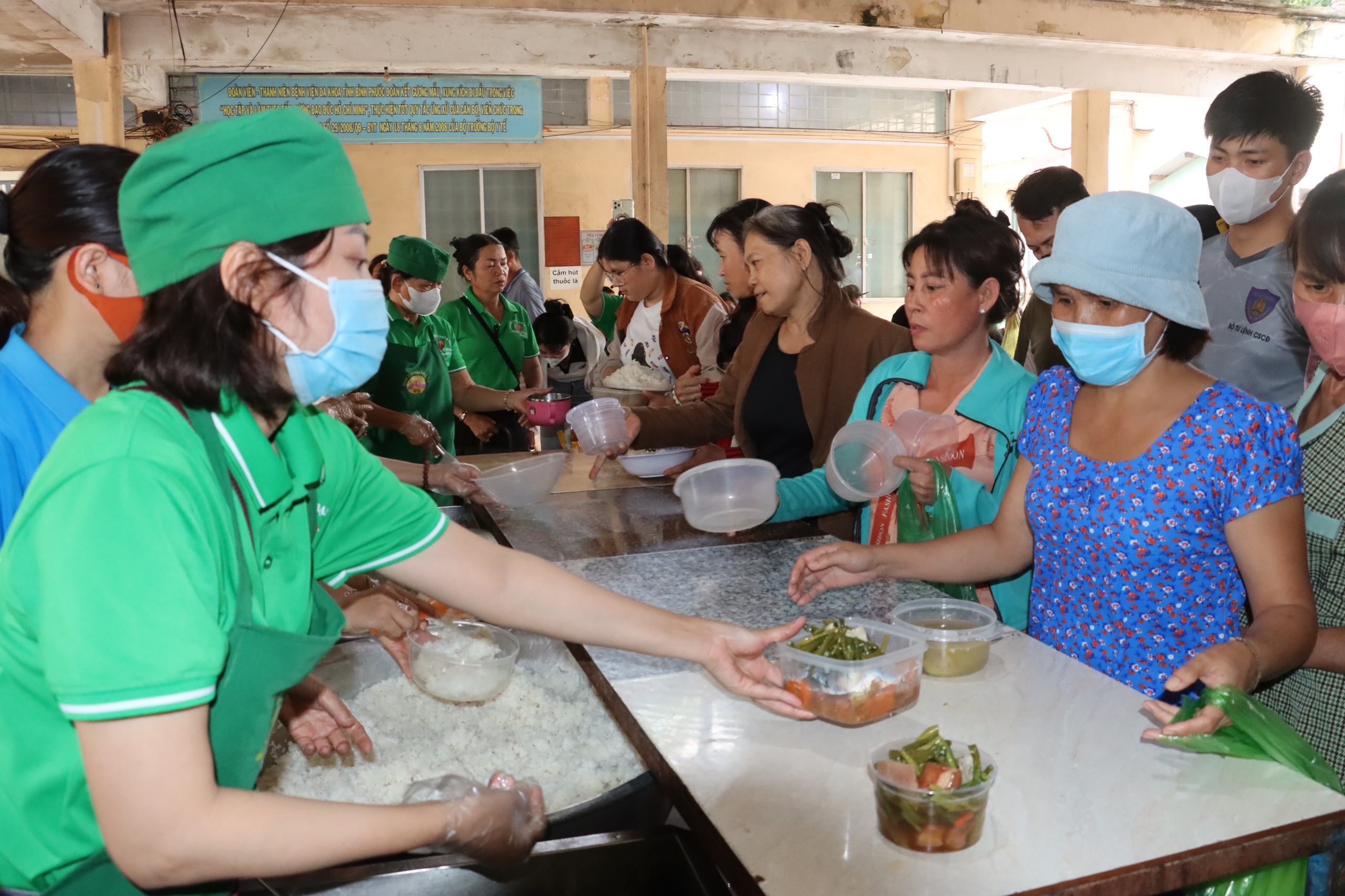 Chung dòng máu Lạc Hồng: Bếp cơm 0 đồng 24 năm giúp bệnh nhân nghèo - Ảnh 2.