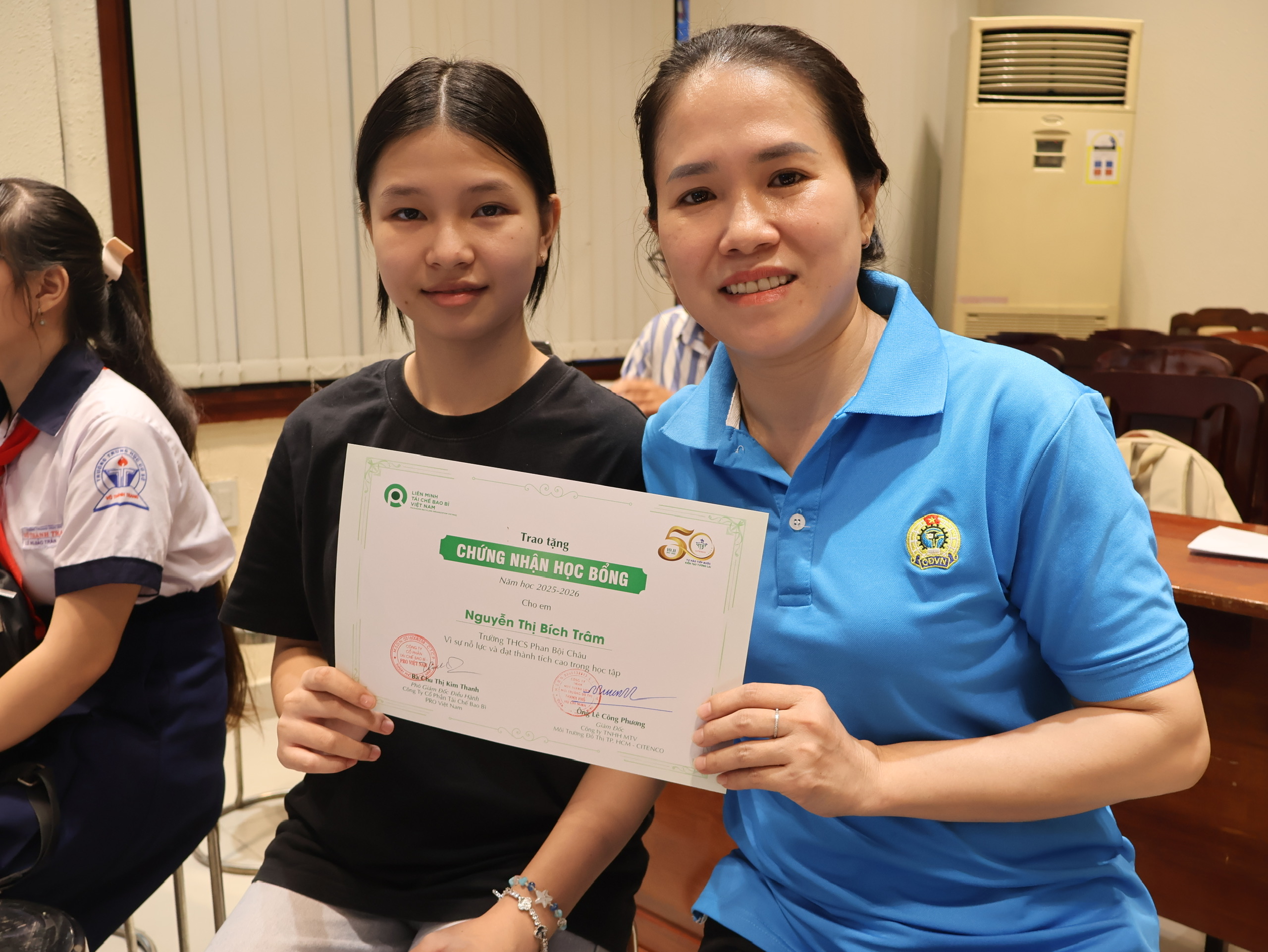Con của công nhân vệ sinh môi trường nhận học bổng tổng trị giá 200 triệu đồng- Ảnh 4. Con của công nhân vệ sinh môi trường nhận học bổng tổng trị giá 200 triệu đồng- Ảnh 4.