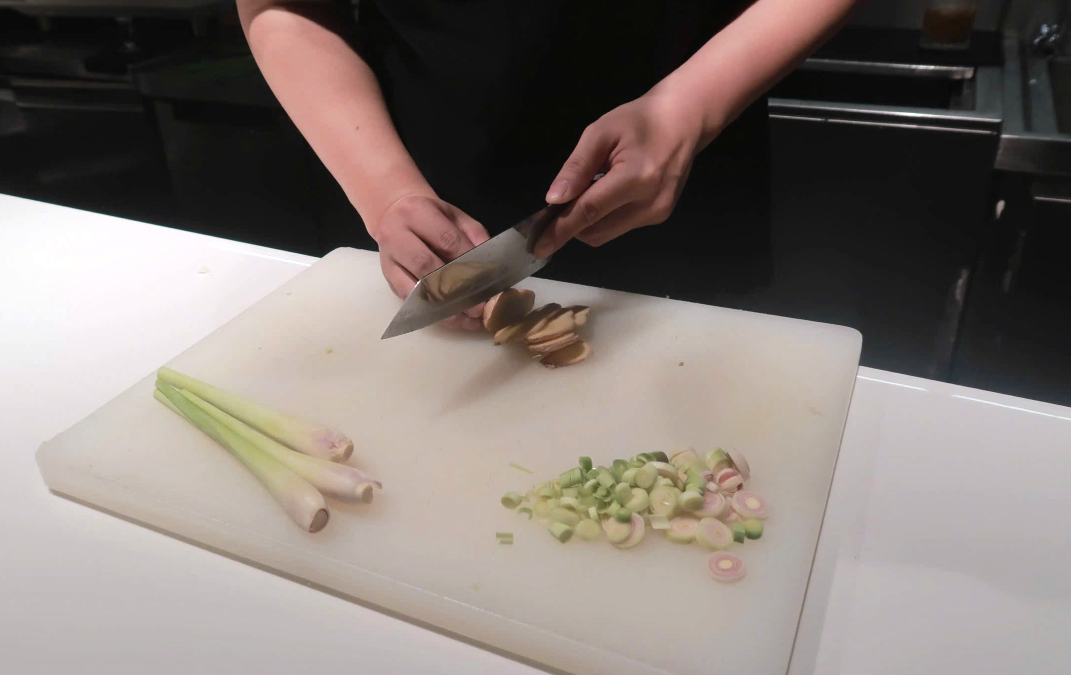 Pha cocktail độc đáo với tỏi Lý Sơn , muối Sa Huỳnh: Hành trình Việt hóa Ẩm thực - Ảnh 3. Pha cocktail với tỏi Lý Sơn, muối Sa Huỳnh: Hành trình 'Việt hóa' độc đáo của bartender Việt - Ảnh 3.