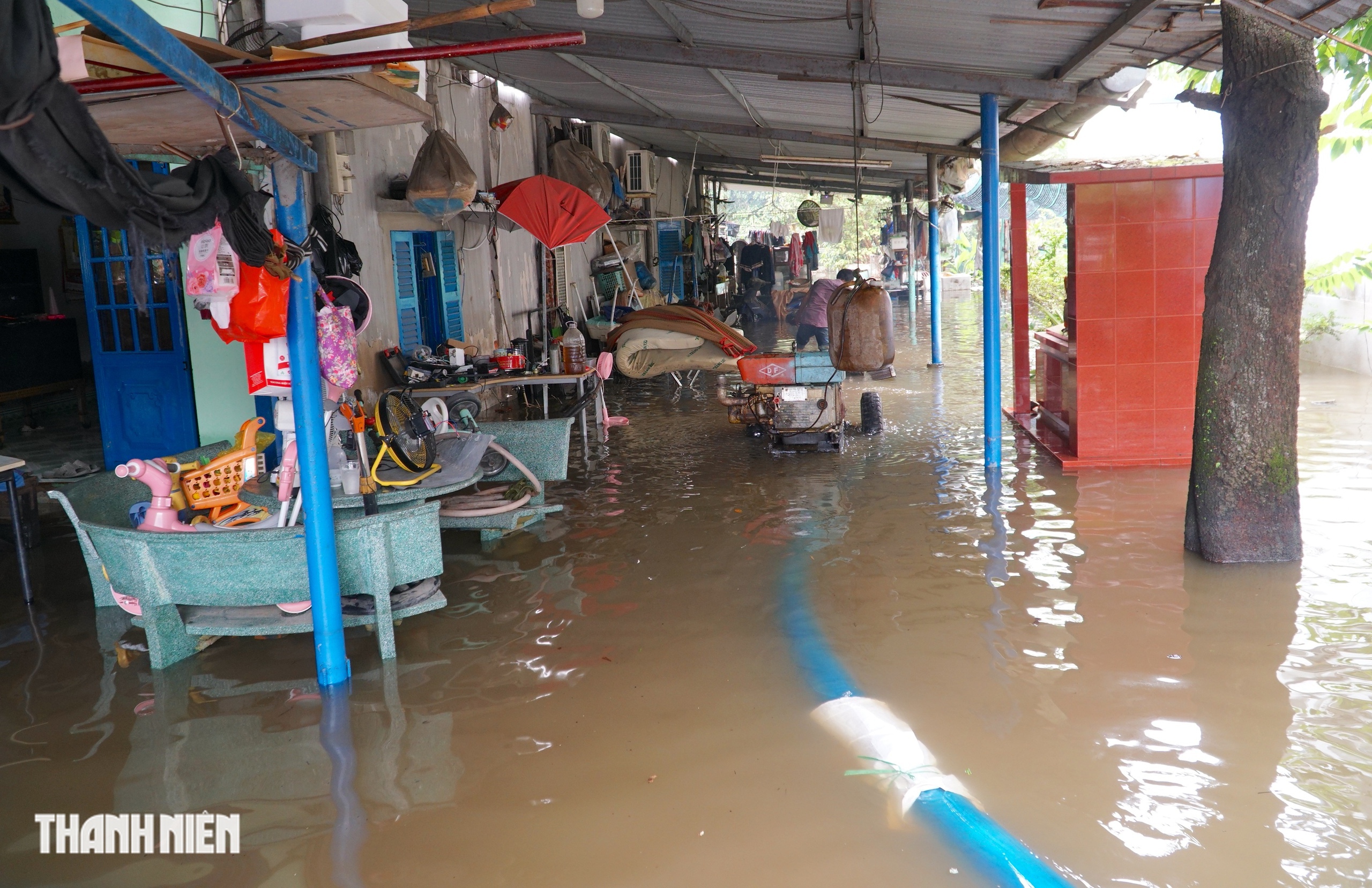 Ngập nước tại Thanh Đa và Bình Quới: Người dân khẩn trương ứng phó với triều cường - Ảnh 2. Ngập nước tại Thanh Đa và Bình Quới: Người dân khẩn trương ứng phó với triều cường - Ảnh 2.