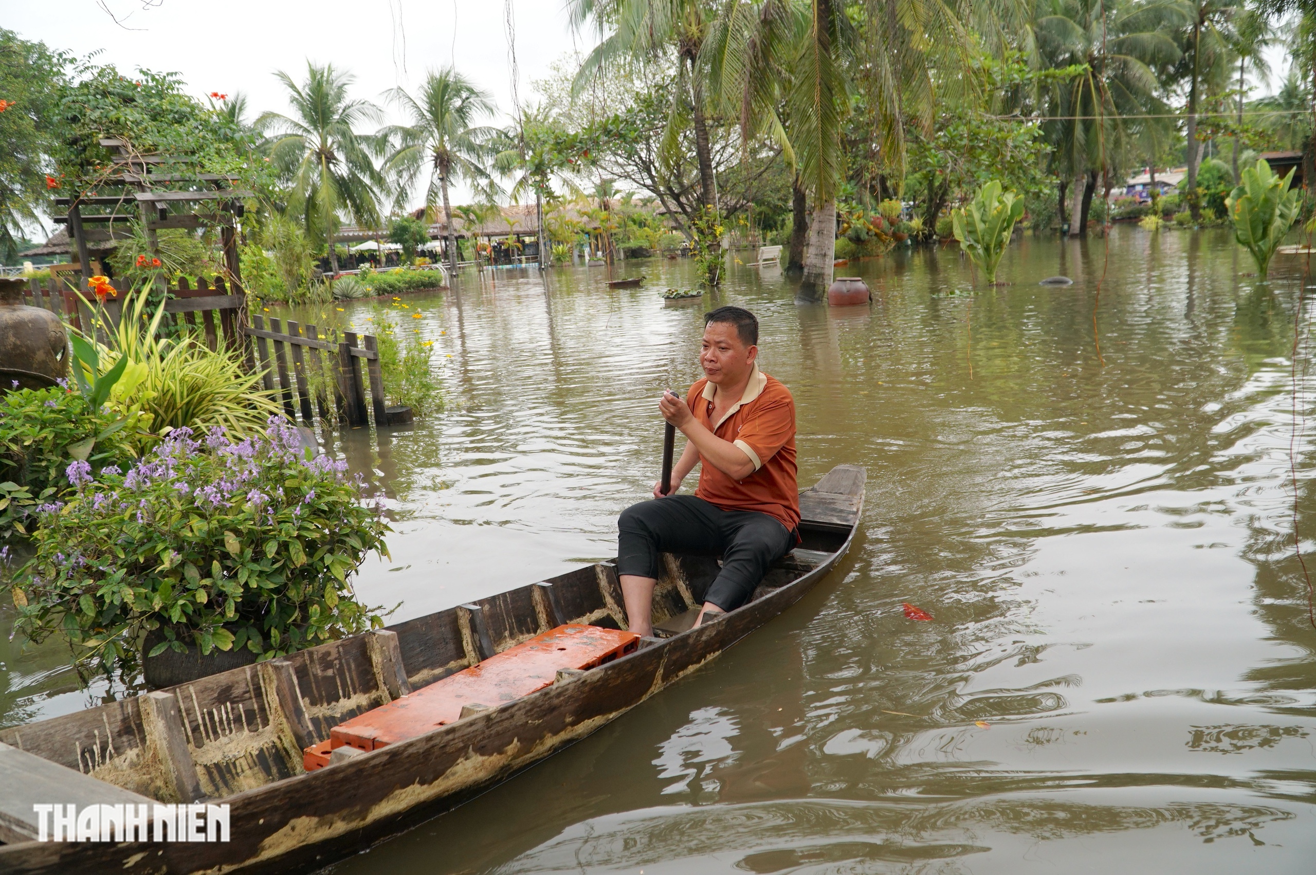 Ngập nước tại Thanh Đa và Bình Quới: Người dân khẩn trương ứng phó với triều cường - Ảnh 9. Ngập nước tại Thanh Đa và Bình Quới: Người dân khẩn trương ứng phó với triều cường - Ảnh 9.