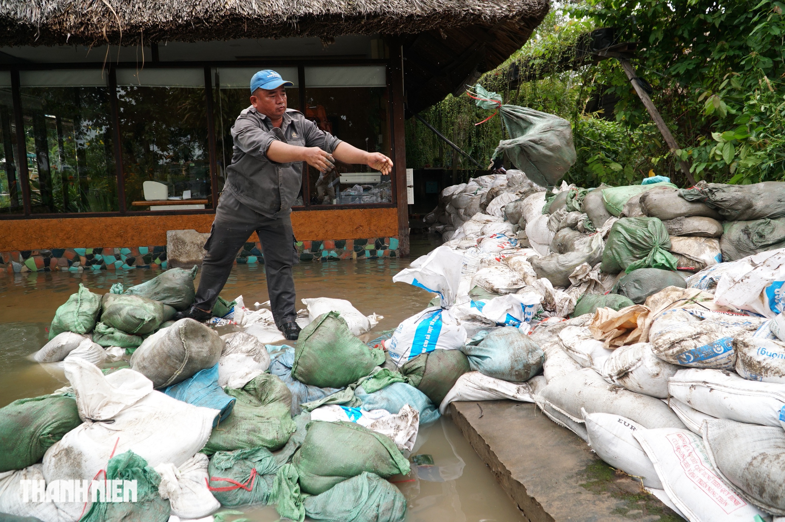 Ngập nước tại Thanh Đa và Bình Quới: Người dân khẩn trương ứng phó với triều cường - Ảnh 10. Ngập nước tại Thanh Đa và Bình Quới: Người dân khẩn trương ứng phó với triều cường - Ảnh 10.