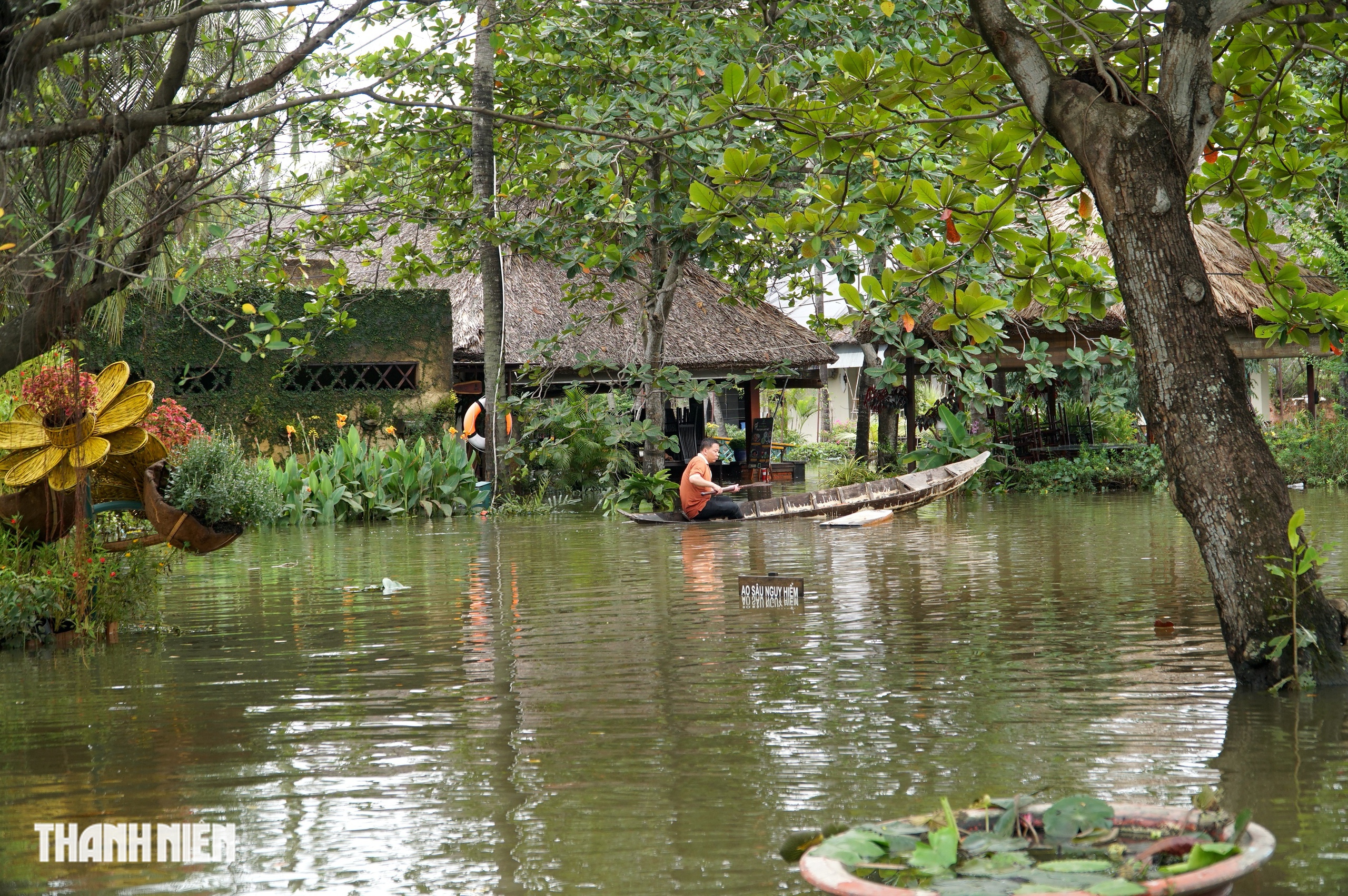 Ngập nước tại Thanh Đa và Bình Quới: Người dân khẩn trương ứng phó với triều cường - Ảnh 5. Ngập nước tại Thanh Đa và Bình Quới: Người dân khẩn trương ứng phó với triều cường - Ảnh 5.