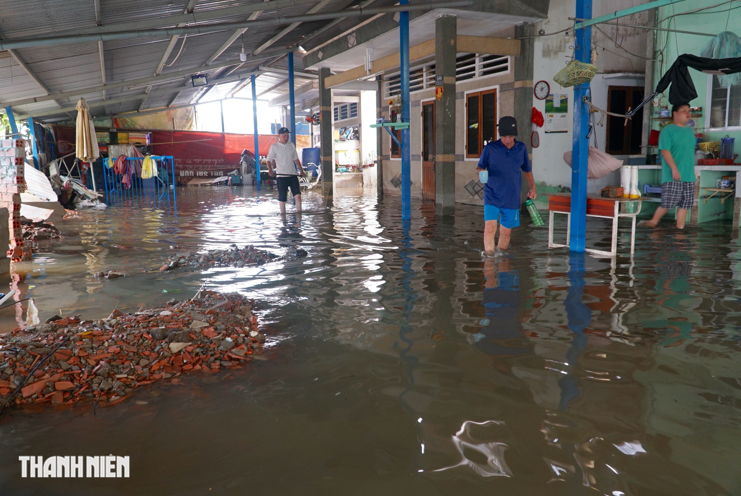 Ngập nước tại Thanh Đa và Bình Quới: Người dân khẩn trương ứng phó với triều cường - Ảnh 1. Ngập nước tại Thanh Đa và Bình Quới: Người dân khẩn trương ứng phó với triều cường - Ảnh 1.