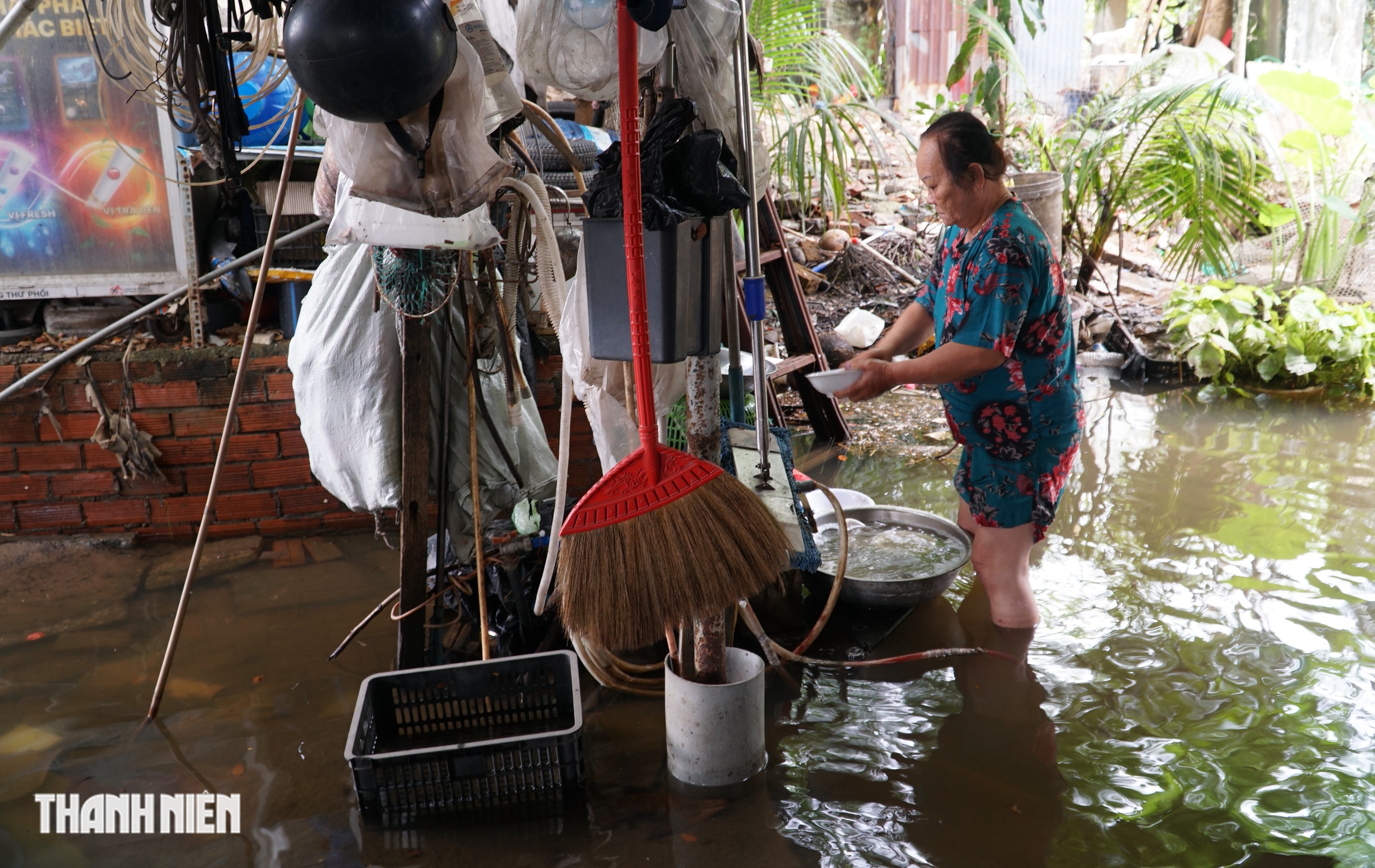Ngập nước tại Thanh Đa và Bình Quới: Người dân khẩn trương ứng phó với triều cường - Ảnh 4. Ngập nước tại Thanh Đa và Bình Quới: Người dân khẩn trương ứng phó với triều cường - Ảnh 4.
