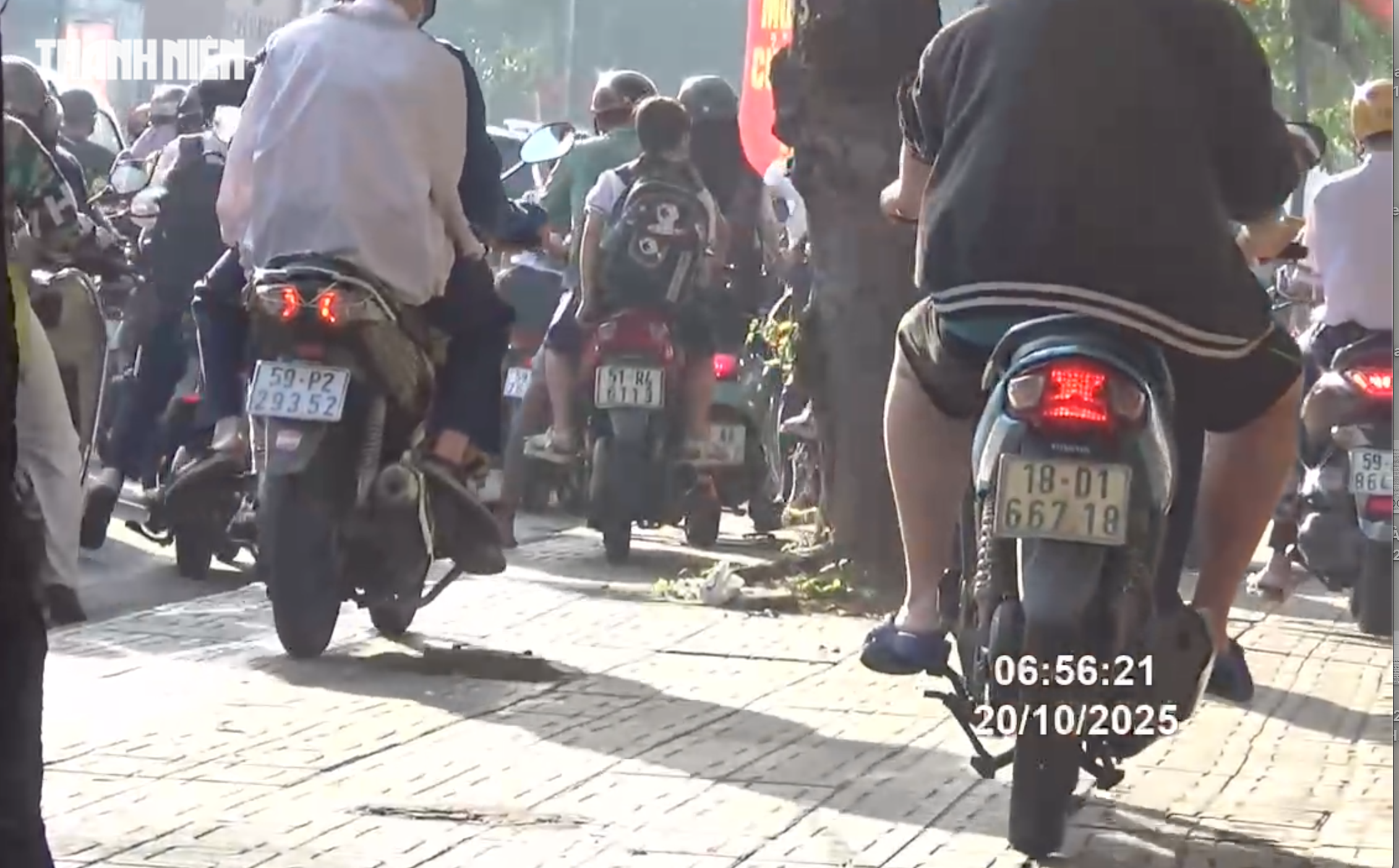 5 phút, 144 xe máy đi trên vỉa hè Gò Vấp bị CSGT Hàng Xanh phạt nguội - Ảnh 4.
