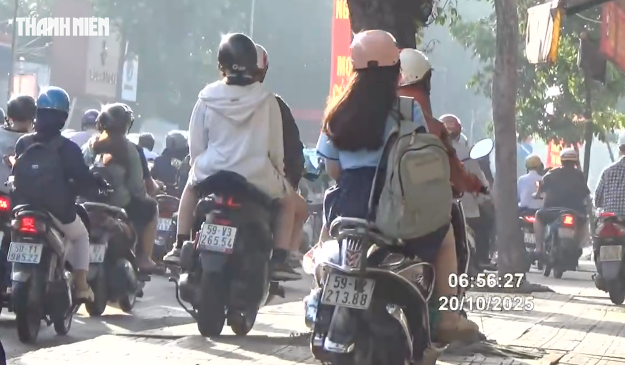 5 phút, 144 xe máy đi trên vỉa hè Gò Vấp bị CSGT Hàng Xanh phạt nguội - Ảnh 1.