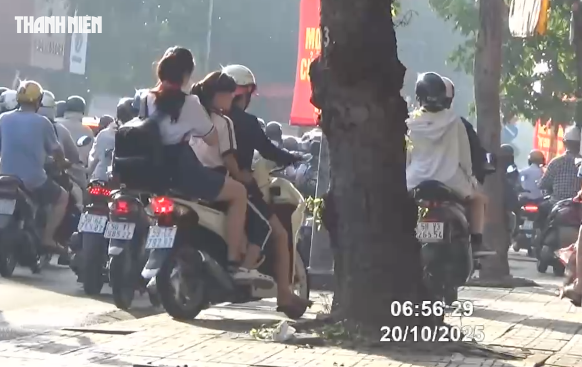 5 phút, 144 xe máy đi trên vỉa hè Gò Vấp bị CSGT Hàng Xanh phạt nguội - Ảnh 2.