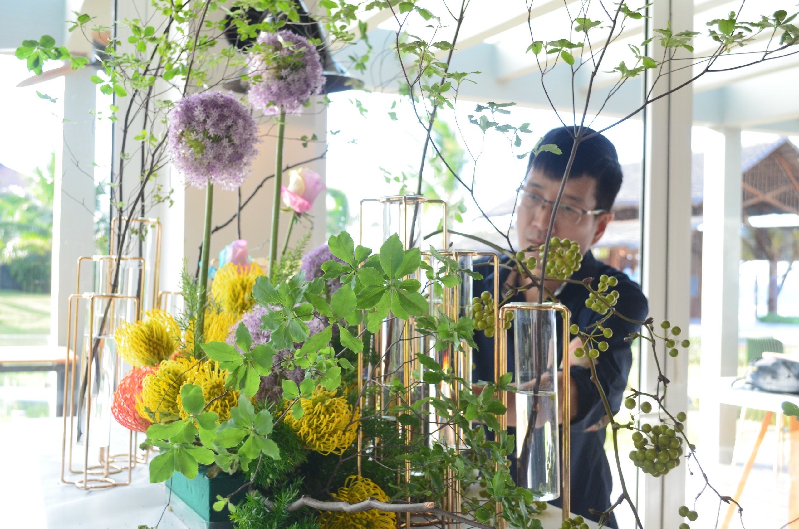 Kenzo Thiện – nghệ nhân cắm hoa tài hoa với giác quan thứ sáu độc đáo - Ảnh 5. Kenzo Thiện – nghệ nhân cắm hoa tài hoa với giác quan thứ sáu độc đáo - Ảnh 5.