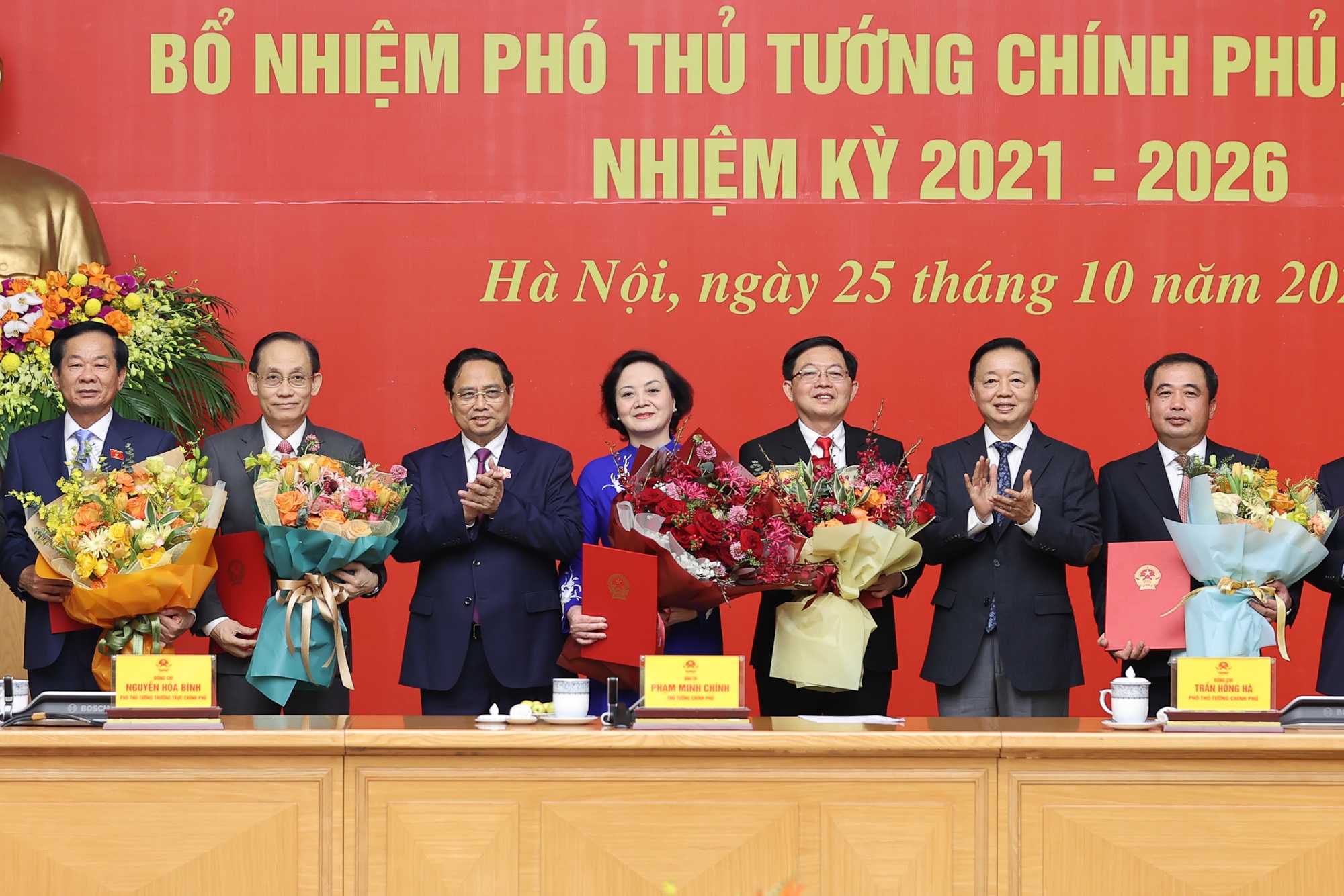 Thủ tướng giao nhiệm vụ cho 2 tân Phó thủ tướng và 3 Bộ trưởng - Ảnh 1.