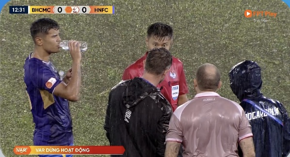 På grund av kraftigt regn tvingades matchen mellan Becamex Binh Duong och Hanoi tillfälligt avbrytas: Dramatiska Go Dau-stadion - Foto 3. Trời mưa cực lớn, trận đấu Becamex Bình Dương - Hà Nội phải tạm dừng: Sân Gò Đậu kịch tính- Ảnh 3.