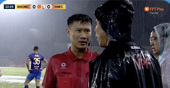 På grund av kraftigt regn tvingades matchen mellan Becamex Binh Duong och Hanoi tillfälligt avbrytas: Dramatiska Go Dau-stadion - Foto 1. Trời mưa cực lớn, trận đấu Becamex Bình Dương - Hà Nội phải tạm dừng: Sân Gò Đậu kịch tính- Ảnh 1.
