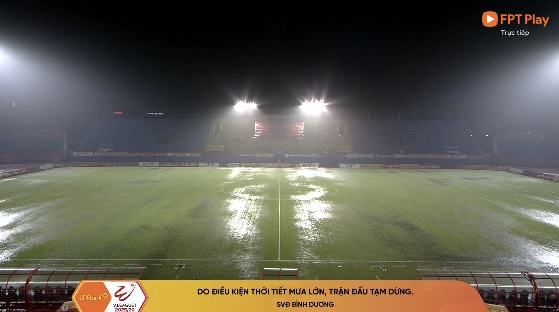 På grund av kraftigt regn tvingades matchen mellan Becamex Binh Duong och Hanoi tillfälligt avbrytas: Dramatiska Go Dau Stadium - Foto 2. Trời mưa cực lớn, trận đấu Becamex Bình Dương - Hà Nội phải tạm dừng: Sân Gò Đậu kịch tính- Ảnh 2.
