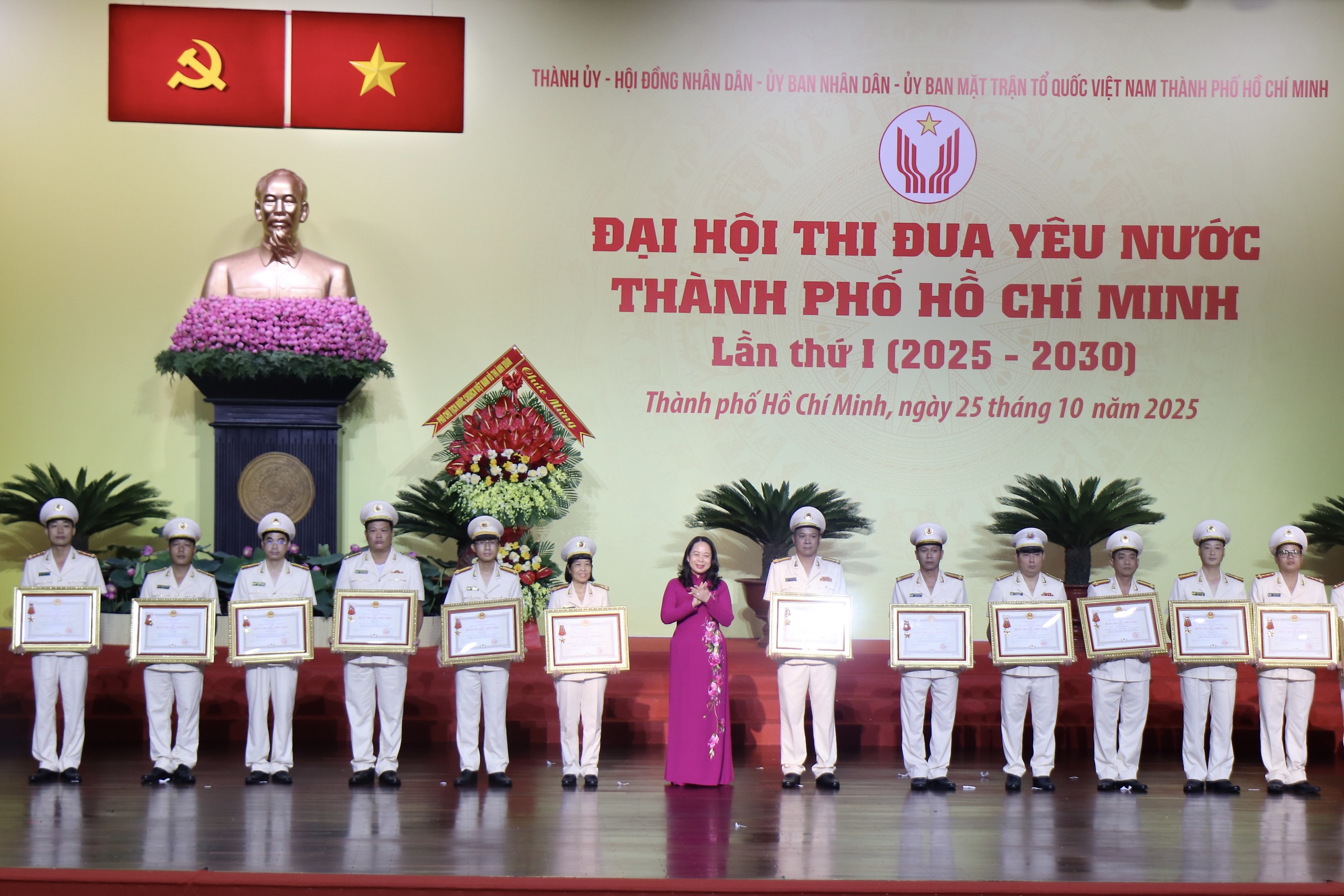 TP.HCM thi đua yêu nước khẳng định vị thế đô thị sáng tạo, nghĩa tình- Ảnh 2. TP.HCM thi đua yêu nước khẳng định vị thế đô thị sáng tạo, nghĩa tình- Ảnh 2.