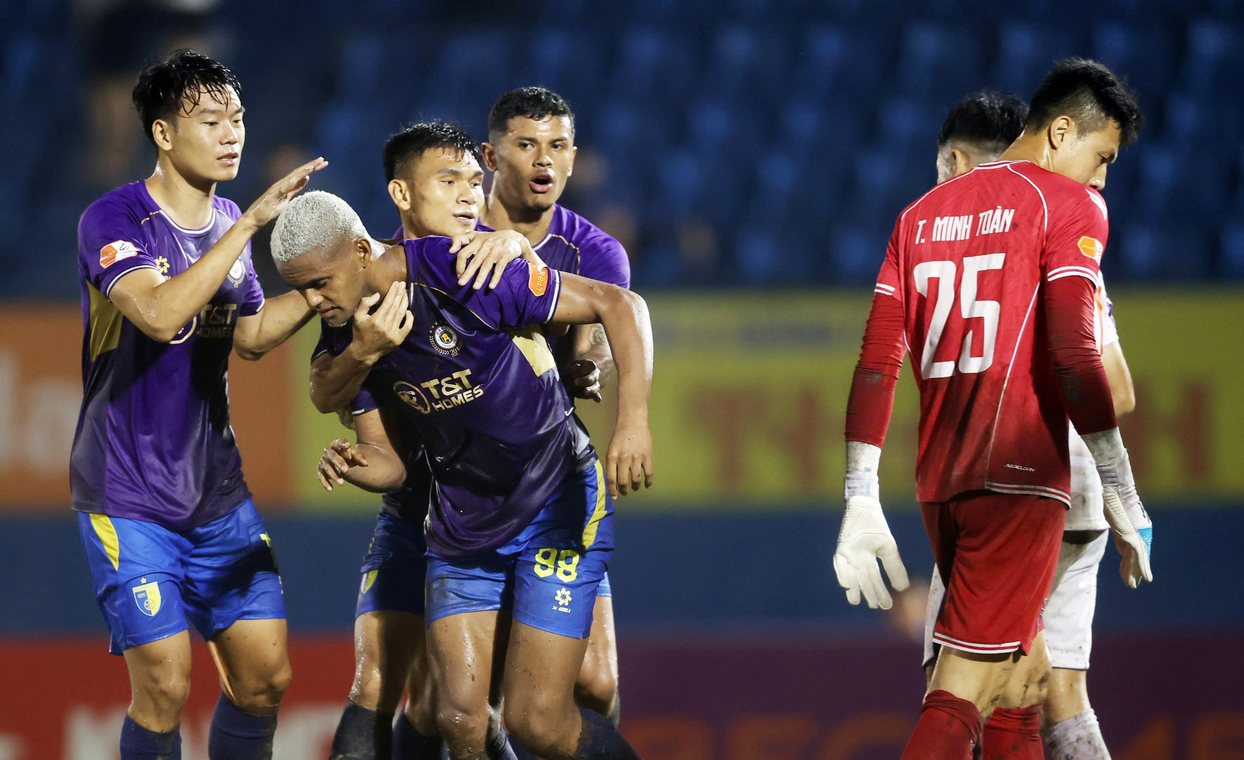 Đỗ Hoàng Hên ghi bàn giúp HLV Harry Kewell cùng Hà Nội thắng ngược nghẹt thở: ‘Tôi rất hạnh phúc’- Ảnh 4.