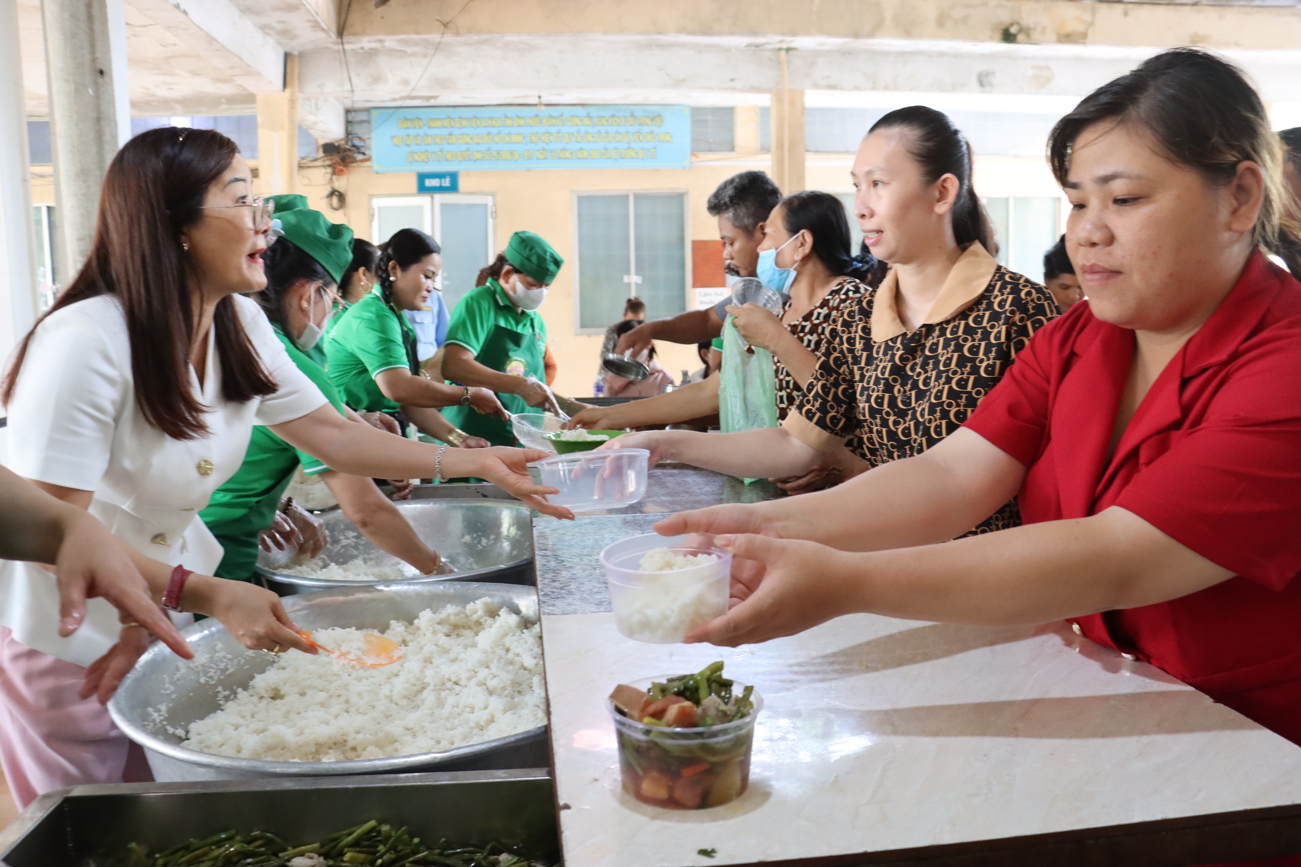Chung dòng máu Lạc Hồng: Bếp cơm 0 đồng 24 năm giúp bệnh nhân nghèo - Ảnh 4.