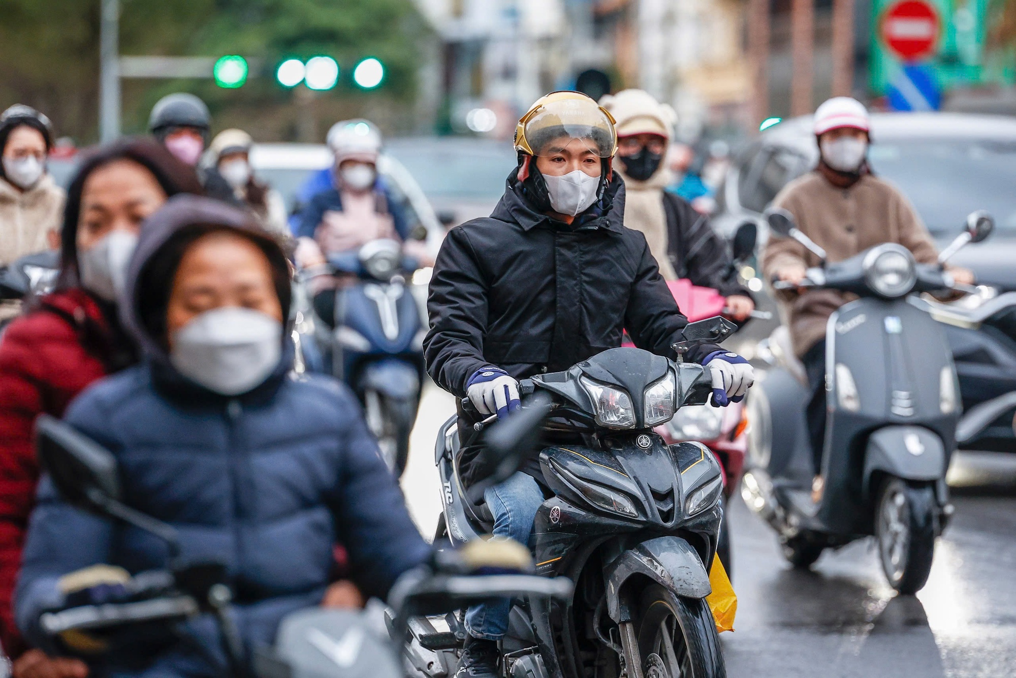 Không khí lạnh bắt đầu tràn xuống miền Bắc, miền Trung mưa lớn trên 700 mm- Ảnh 1. Không khí lạnh bắt đầu tràn xuống miền Bắc, miền Trung mưa lớn trên 700 mm- Ảnh 1.