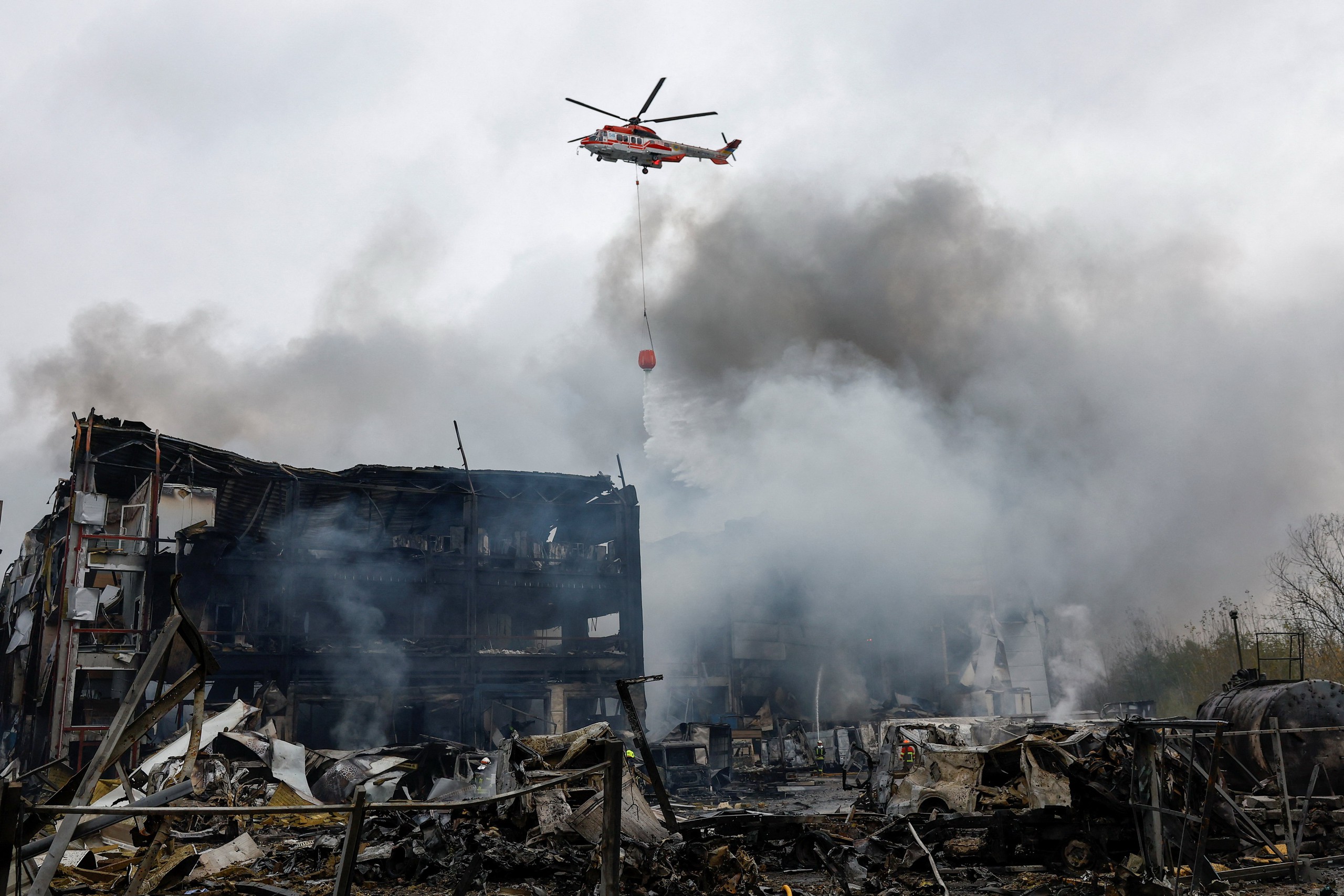 Kyiv bị tập kích giữa lúc tìm kiếm giải pháp ngoại giao - Ảnh 1.