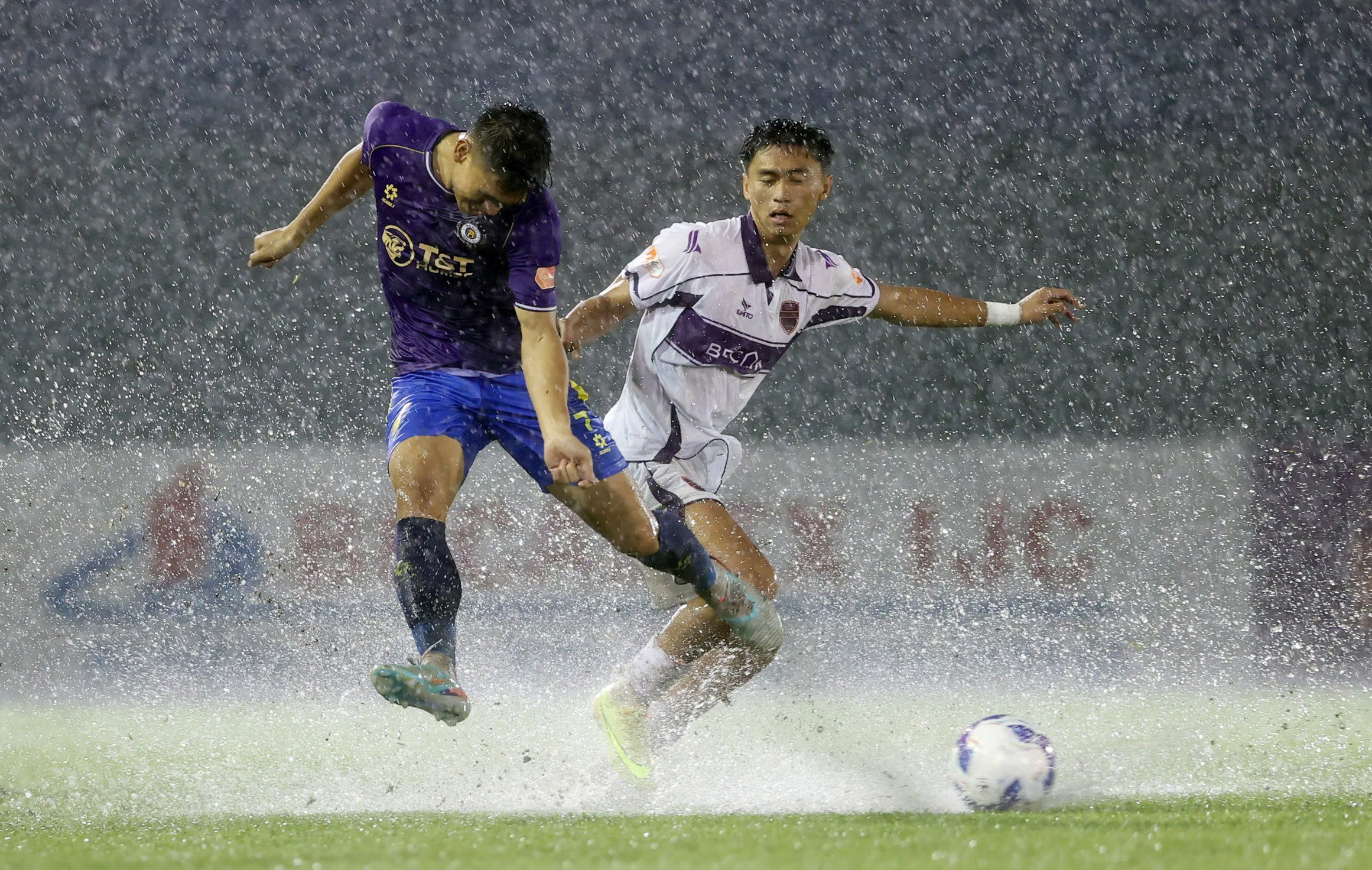 Lý do bất ngờ Nguyễn Trần Việt Cường xách vali lên đội tuyển: Đá cặp cùng Son, tại sao không?- Ảnh 2. Lý do bất ngờ Nguyễn Trần Việt Cường xách vali lên đội tuyển: Đá cặp cùng Son, tại sao không?- Ảnh 2.