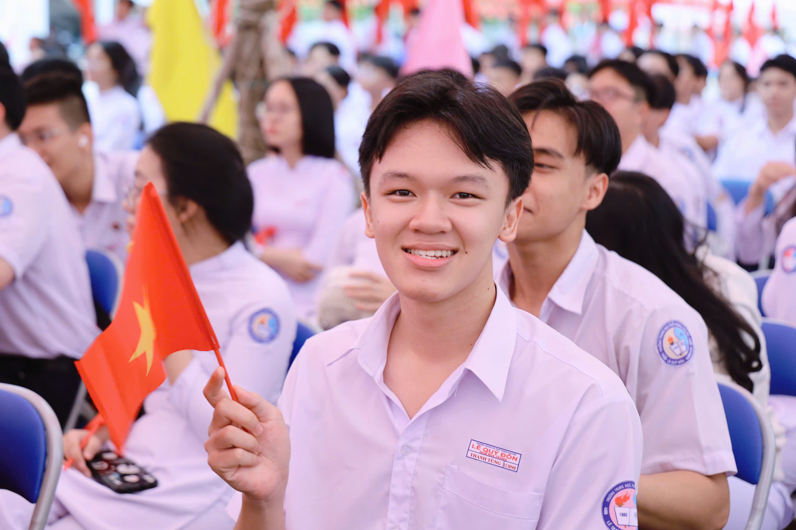 Chung kết Đường lên đỉnh Olympia: 4.000 học sinh Khánh Hòa tiếp lửa cho Đoàn Thanh Tùng - Ảnh 1. Chung kết Đường lên đỉnh Olympia: 4.000 học sinh Khánh Hòa tiếp lửa cho Đoàn Thanh Tùng - Ảnh 1.