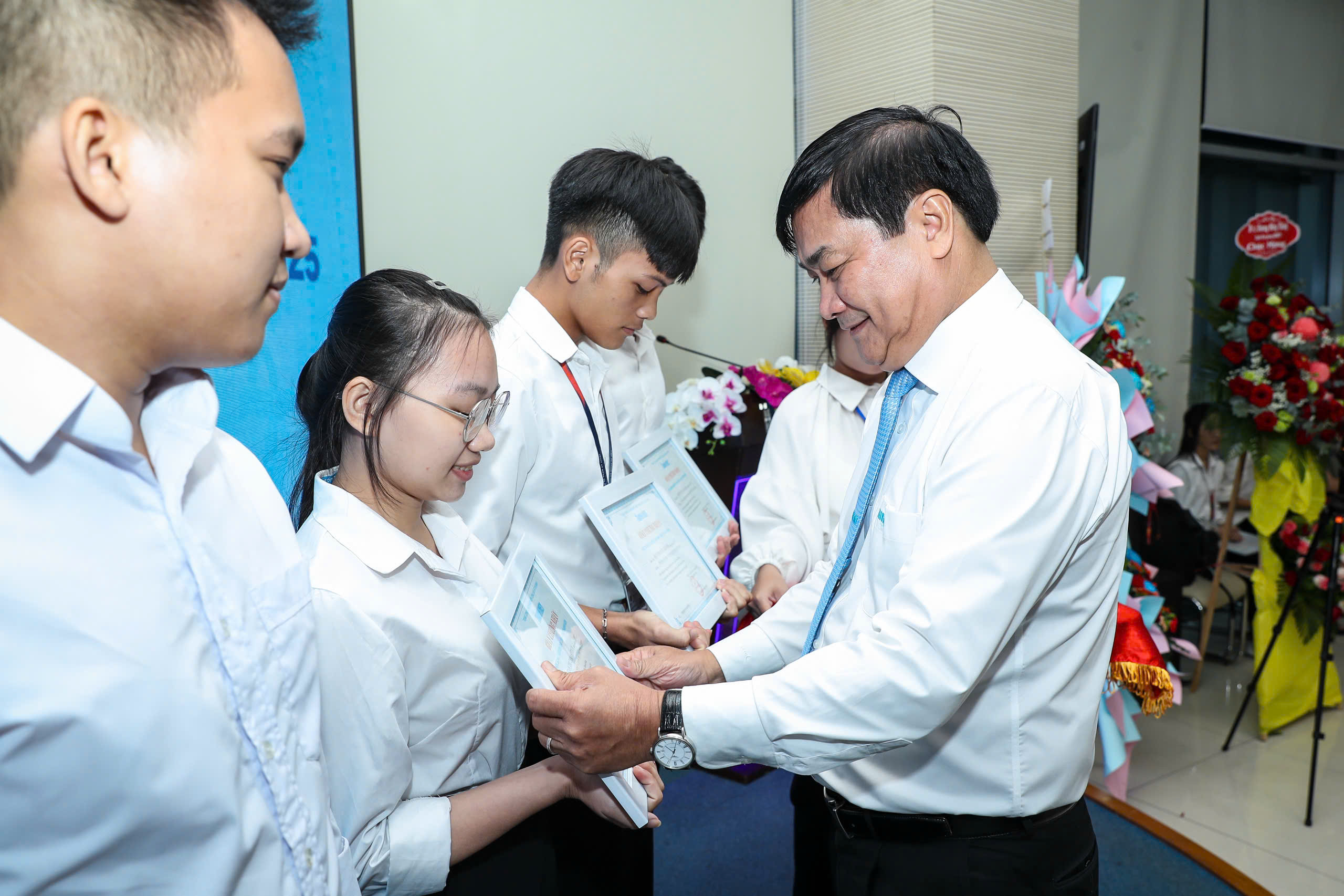 Ph&oacute; chủ tịch UBND tỉnh Quảng Ng&atilde;i: &lsquo;Ch&uacute;ng t&ocirc;i mong muốn thu h&uacute;t nguồn nh&acirc;n lực chất lượng cao về ph&aacute;t triển qu&ecirc; hương&rsquo;- Ảnh 2.