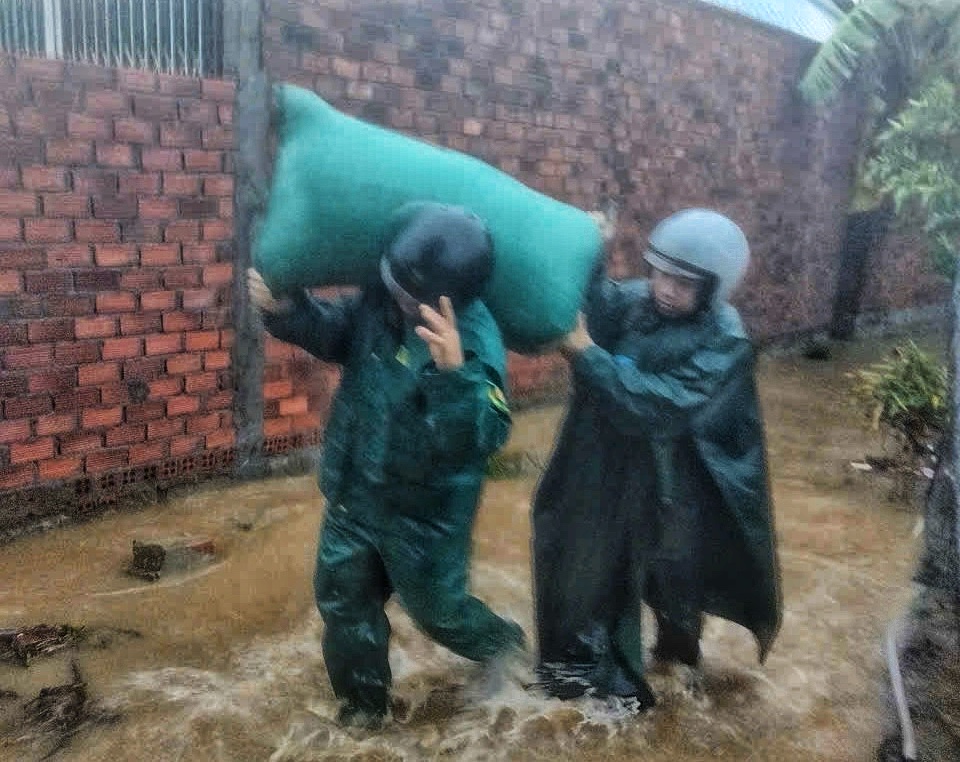 Lũ về bất ngờ ở Đắk Lắk, hàng chục người mắc kẹt khi đang họp chợ - Ảnh 3. Lũ về bất ngờ ở Đắk Lắk, hàng chục người mắc kẹt khi đang họp chợ - Ảnh 3.