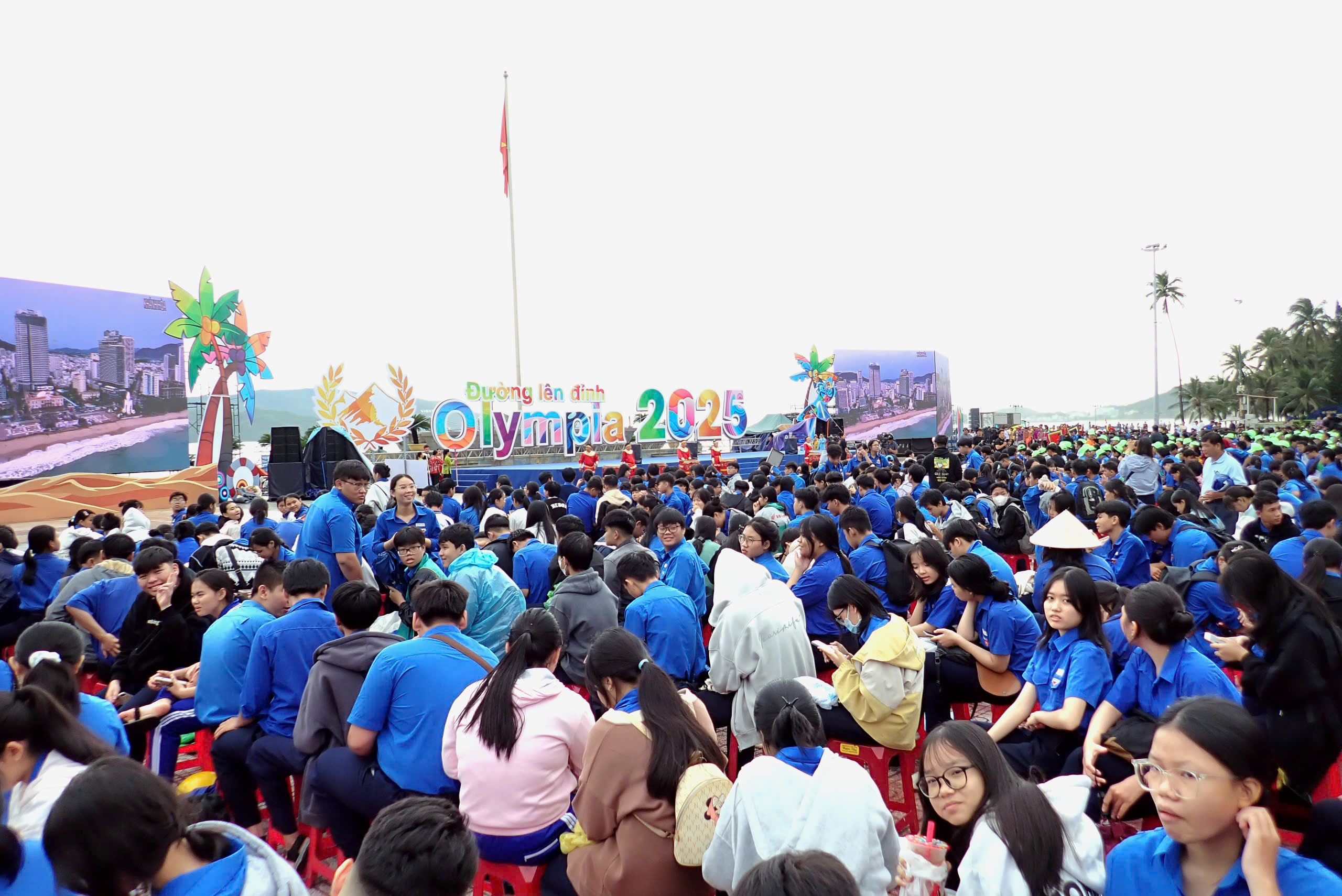 Chung kết Đường lên đỉnh Olympia: 4.000 học sinh Khánh Hòa tiếp lửa cho Đoàn Thanh Tùng - Ảnh 6. Chung kết Đường lên đỉnh Olympia: 4.000 học sinh Khánh Hòa tiếp lửa cho Đoàn Thanh Tùng - Ảnh 6.
