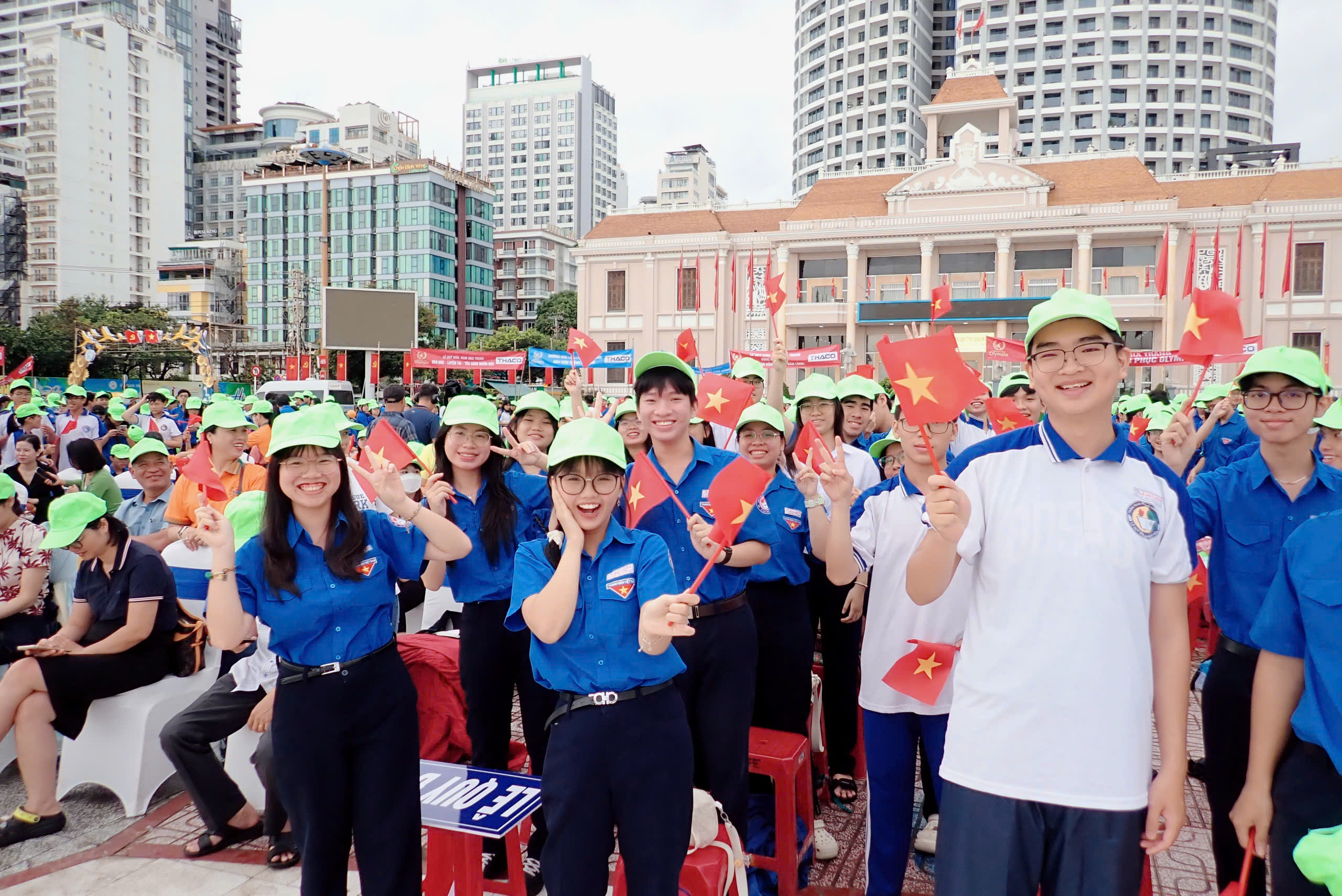 Chung kết Đường lên đỉnh Olympia: 4.000 học sinh Khánh Hòa tiếp lửa cho Đoàn Thanh Tùng - Ảnh 4. Chung kết Đường lên đỉnh Olympia: 4.000 học sinh Khánh Hòa tiếp lửa cho Đoàn Thanh Tùng - Ảnh 4.