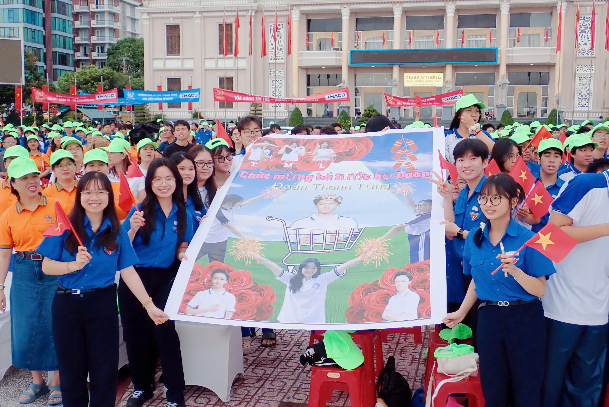 Chung kết Đường lên đỉnh Olympia: 4.000 học sinh Khánh Hòa tiếp lửa cho Đoàn Thanh Tùng - Ảnh 2. Chung kết Đường lên đỉnh Olympia: 4.000 học sinh Khánh Hòa tiếp lửa cho Đoàn Thanh Tùng - Ảnh 2.
