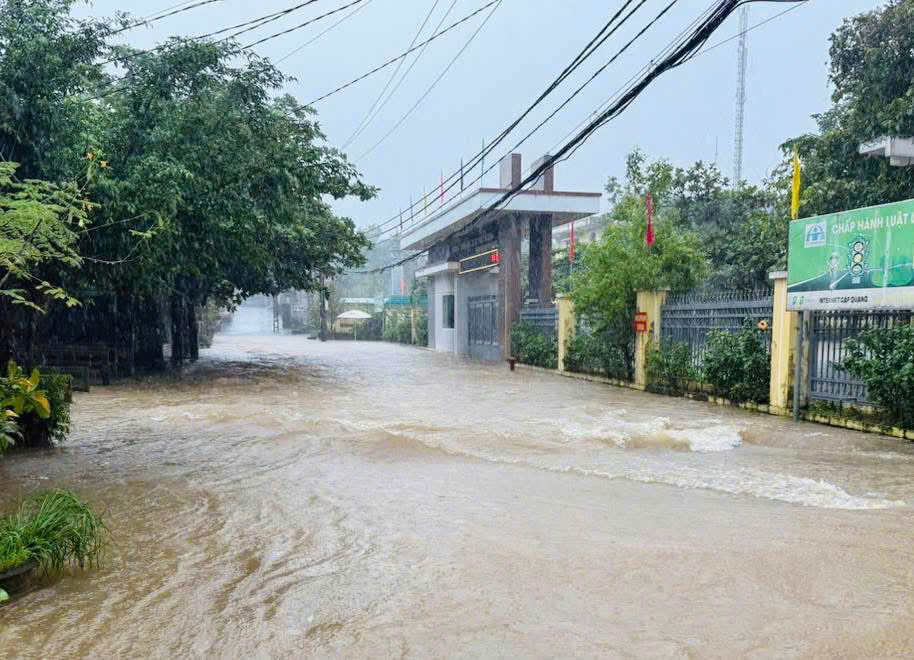 Mưa lớn khiến lũ các sông ở Huế lên cao, một số nơi ngập sâu- Ảnh 3. Mưa lớn khiến lũ các sông ở Huế lên cao, một số nơi ngập sâu- Ảnh 3.
